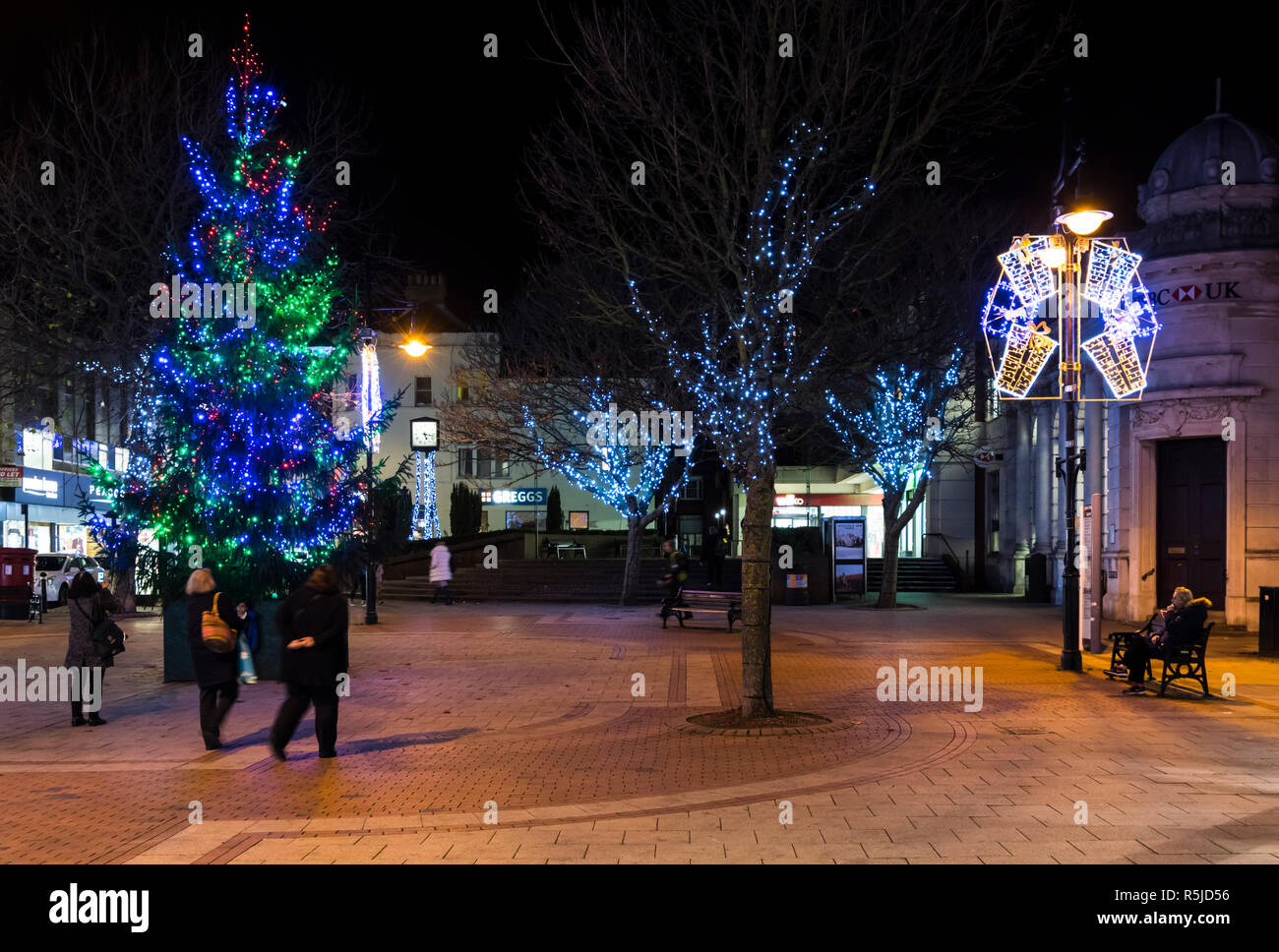 Arbre de Noël et les lumières dans la zone commerçante piétonne de South Street à Worthing, West Sussex, Angleterre, Royaume-Uni. Banque D'Images