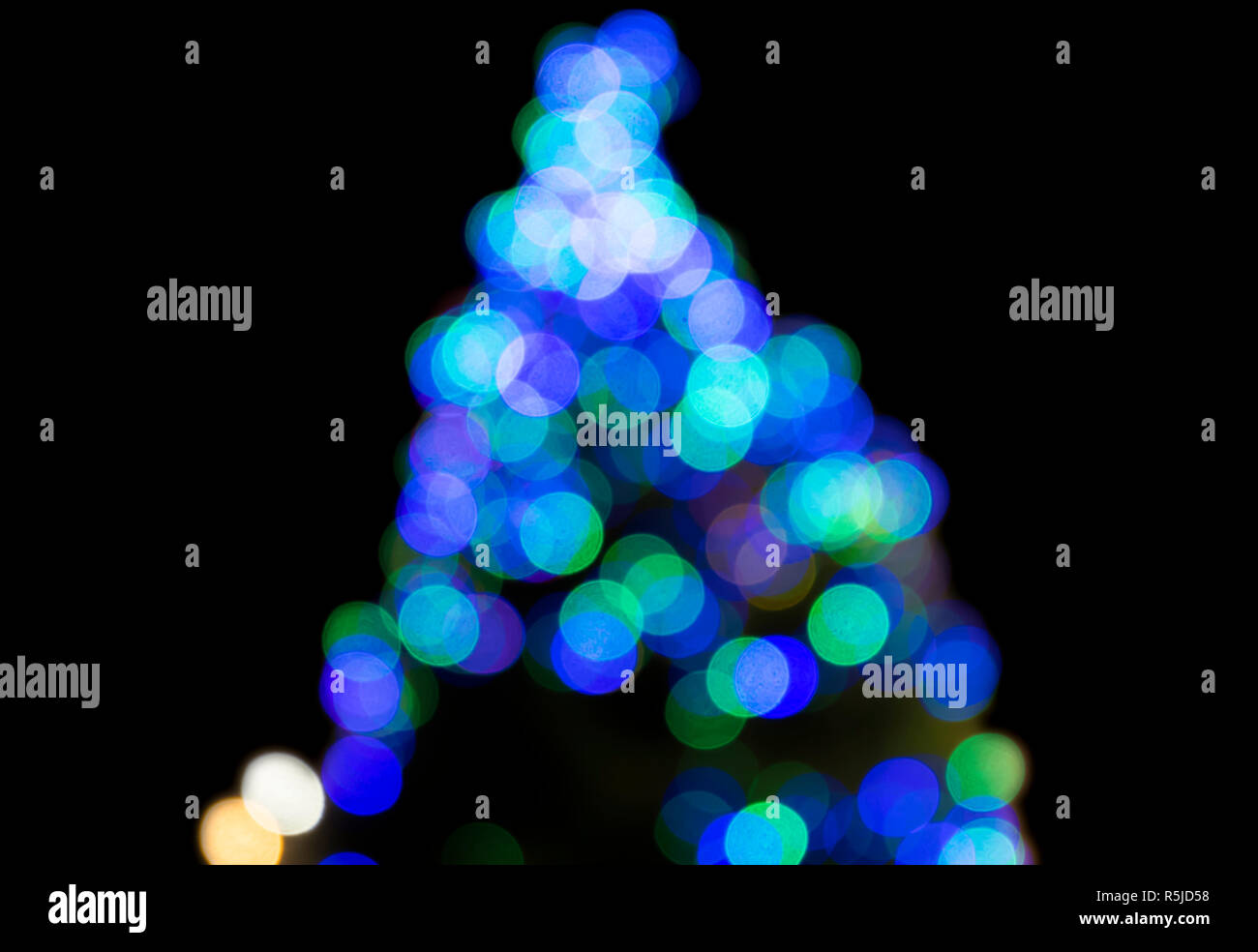 Arbre de Noël lumières multicolores, floue pour donner un effet abstrait. Banque D'Images
