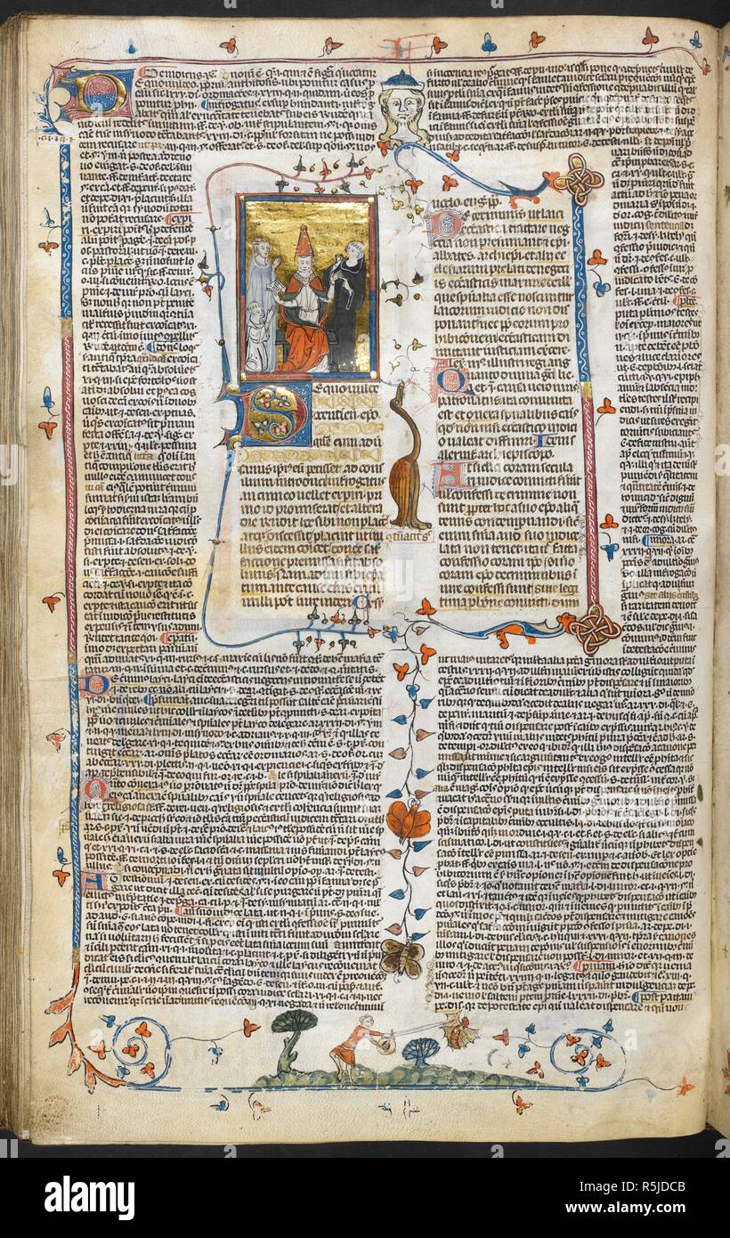 Miniature du pape flanqué d'un moine et d'un profane, d'un bas-de-page de la scène un homme attaque un papillon avec une épée. Décrétales de Grégoire IX avec glossa ordinaria (le 'Smithfield décrétales'). La France, S. (Toulouse), dernier quart du 13e siècle ou au 1er trimestre de la 14e siècle. Source : Royal 10 E. IV, f.91v. Langue : le latin. Auteur : Raymond de PeÃ±afort, éditeur. Bernard de Parme, glossator. Banque D'Images