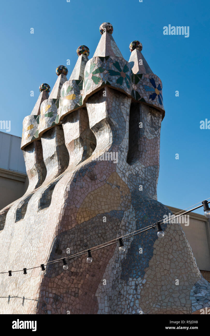 Cheminées sur toit de la casa Batllo bâtiment conçu par Antoni Gaudi, Barcelone, Espagne Banque D'Images