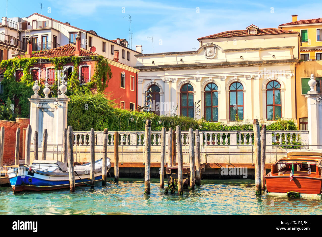 Canal de Venise avec les maisons de luxe et des bateaux amarrés, Italie Banque D'Images