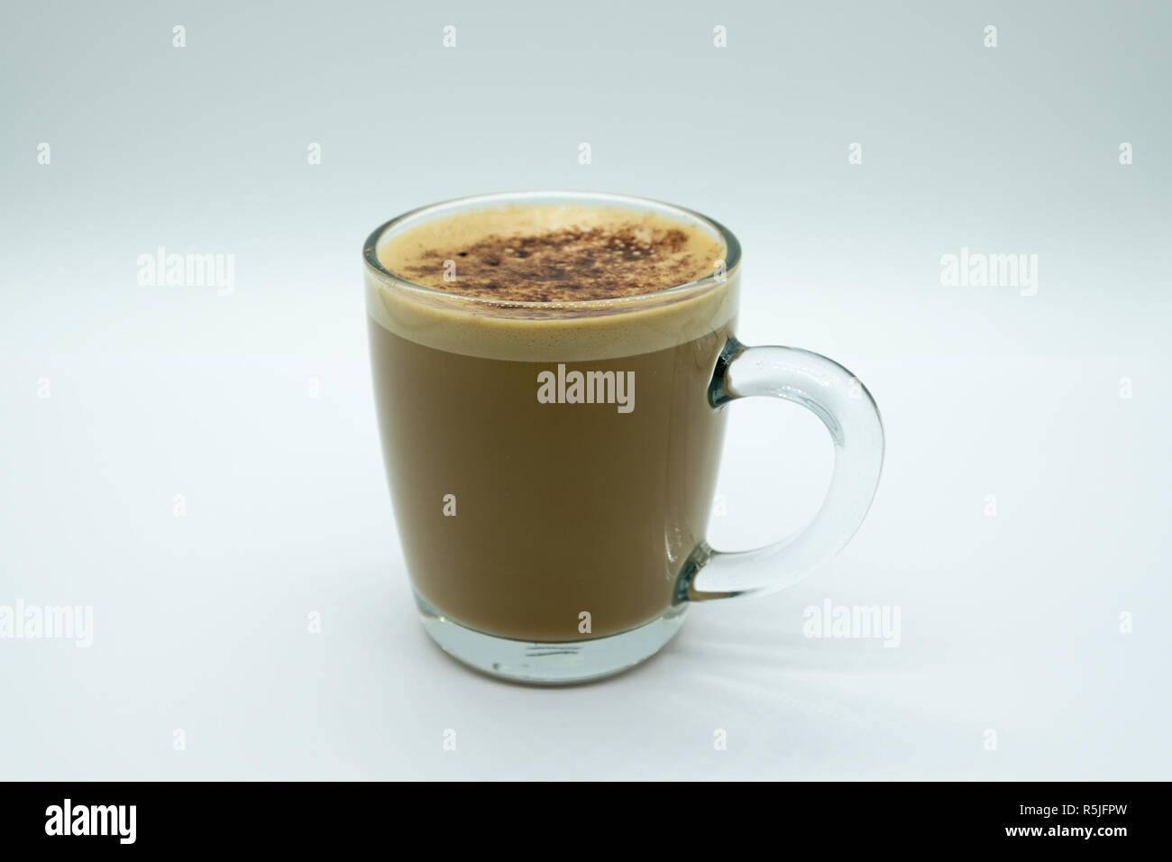 Petite tasse à café en verre contenant du café chaud moussé Banque D'Images
