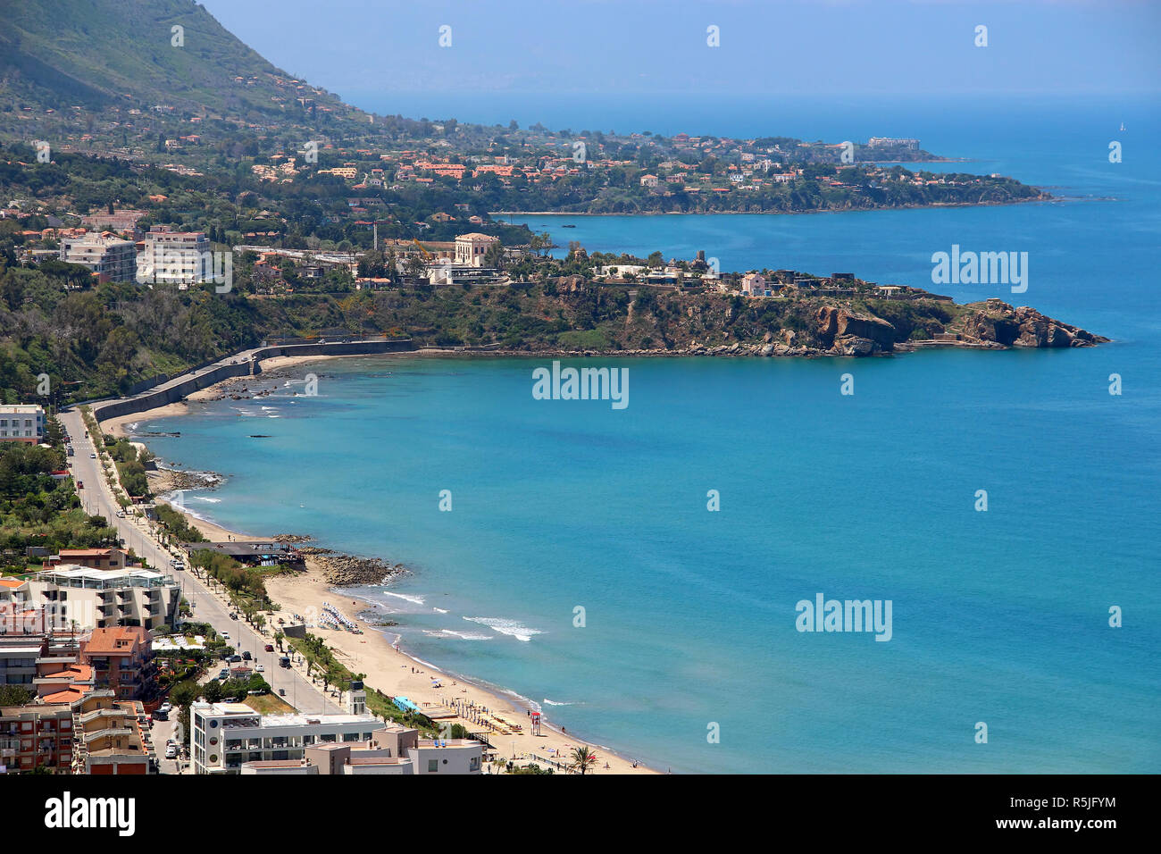 Vue aérienne de la plage de Cefalù et mer Méditerranée, Sicile, Italie Banque D'Images