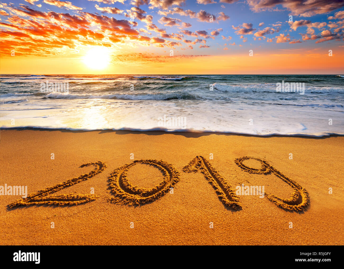 2019 écrit dans le sable écrire on tropical beach. Concept 2019 ! Banque D'Images