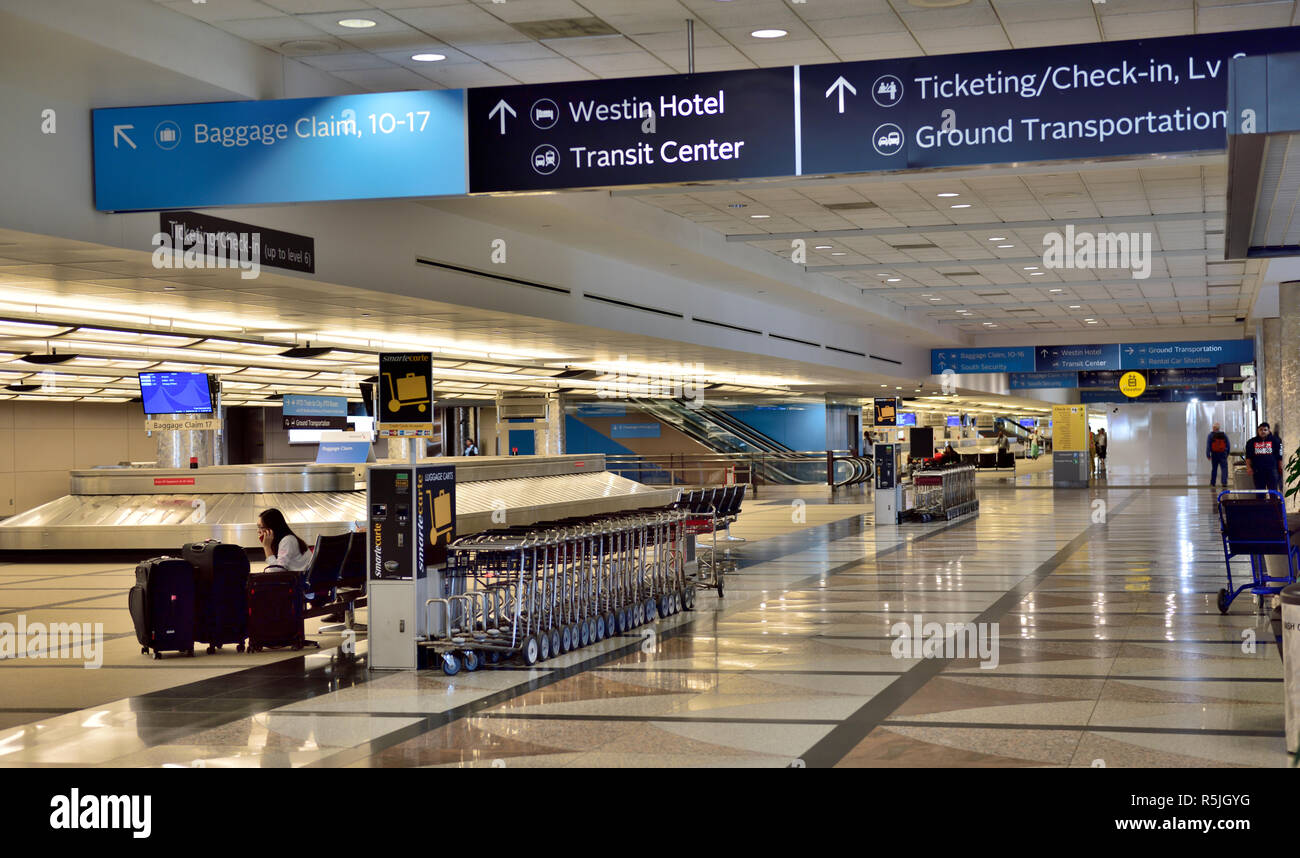 À l'intérieur de l'aéroport international de Denver (DIA) carrousel à bagages, Colorado, USA Banque D'Images
