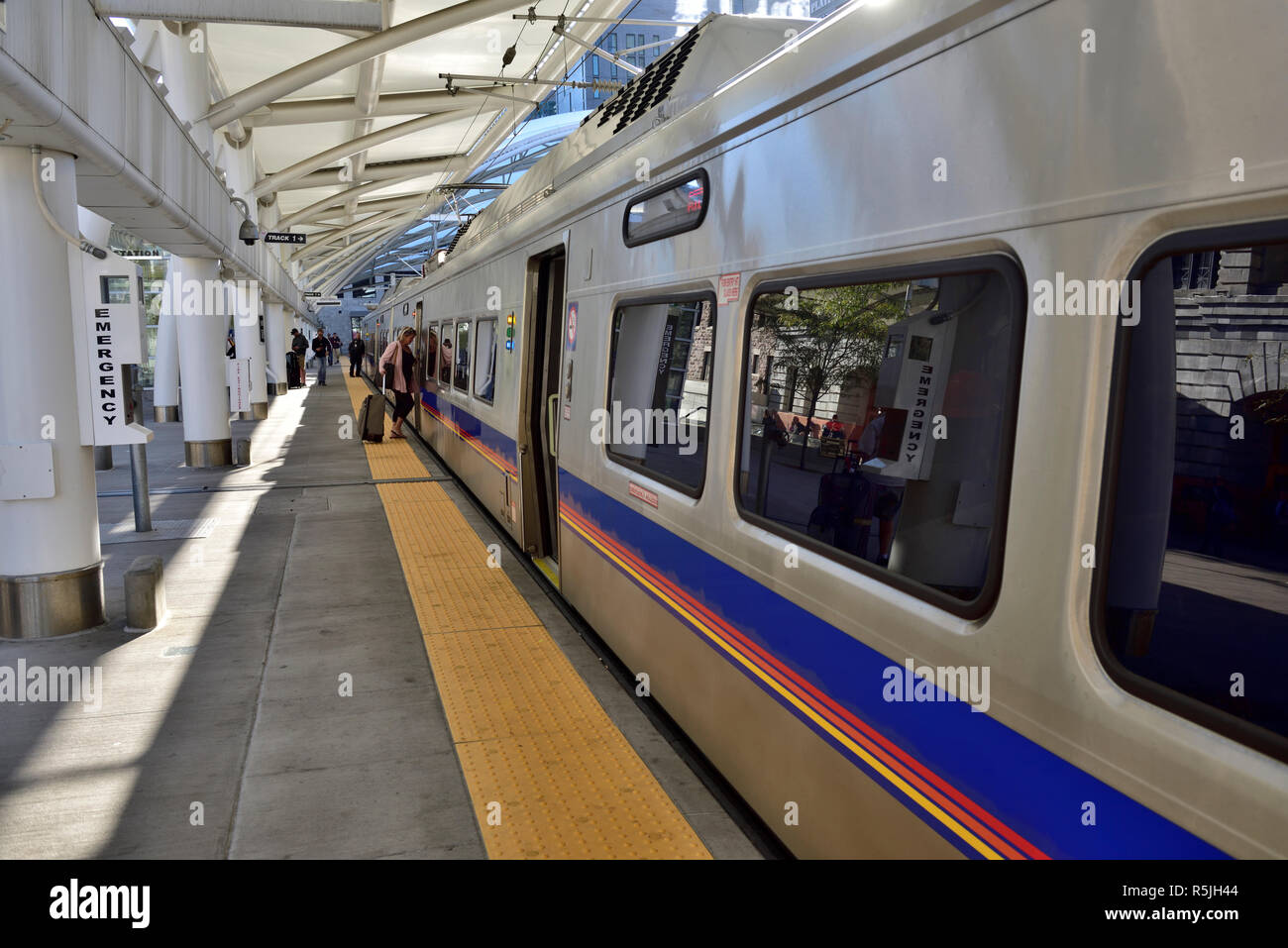 Train léger sur rail à la gare Union au centre-ville de Denver qui va à l'Aéroport International de Denver, Colorado, USA Banque D'Images