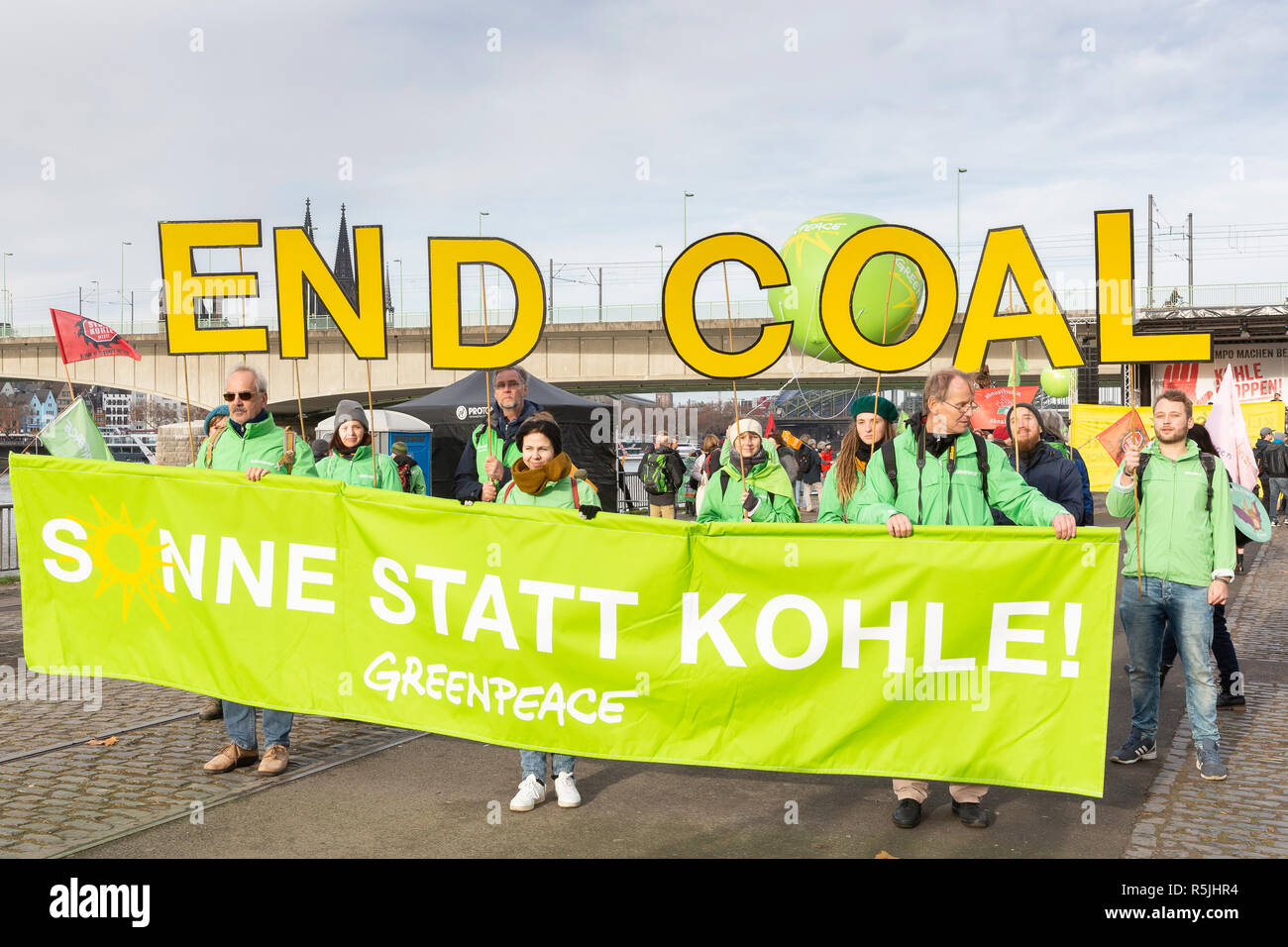 Cologne, Allemagne. 1er décembre 2018. Peu de temps avant le début de la Conférence mondiale sur le climat en Pologne le samedi (le 01.12.2018) des milliers de personnes ont manifesté à Cologne, en Allemagne pour une évacuation rapide de charbon. Credit : Guido Schiefer/Alamy Live News Banque D'Images