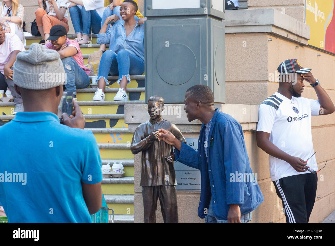 Johannesburg, Afrique du Sud, 1er décembre 2018. Un homme aime prendre des selfies un avec une statue de Nelson Mandela miniature, à côté du plus grand, dans la région de Nelson Mandela Square à Sandton. L'Afrique du Sud est en célébrant le centenaire de la naissance de Madiba. Credit : Eva-Lotta Jansson/Alamy Live News Banque D'Images