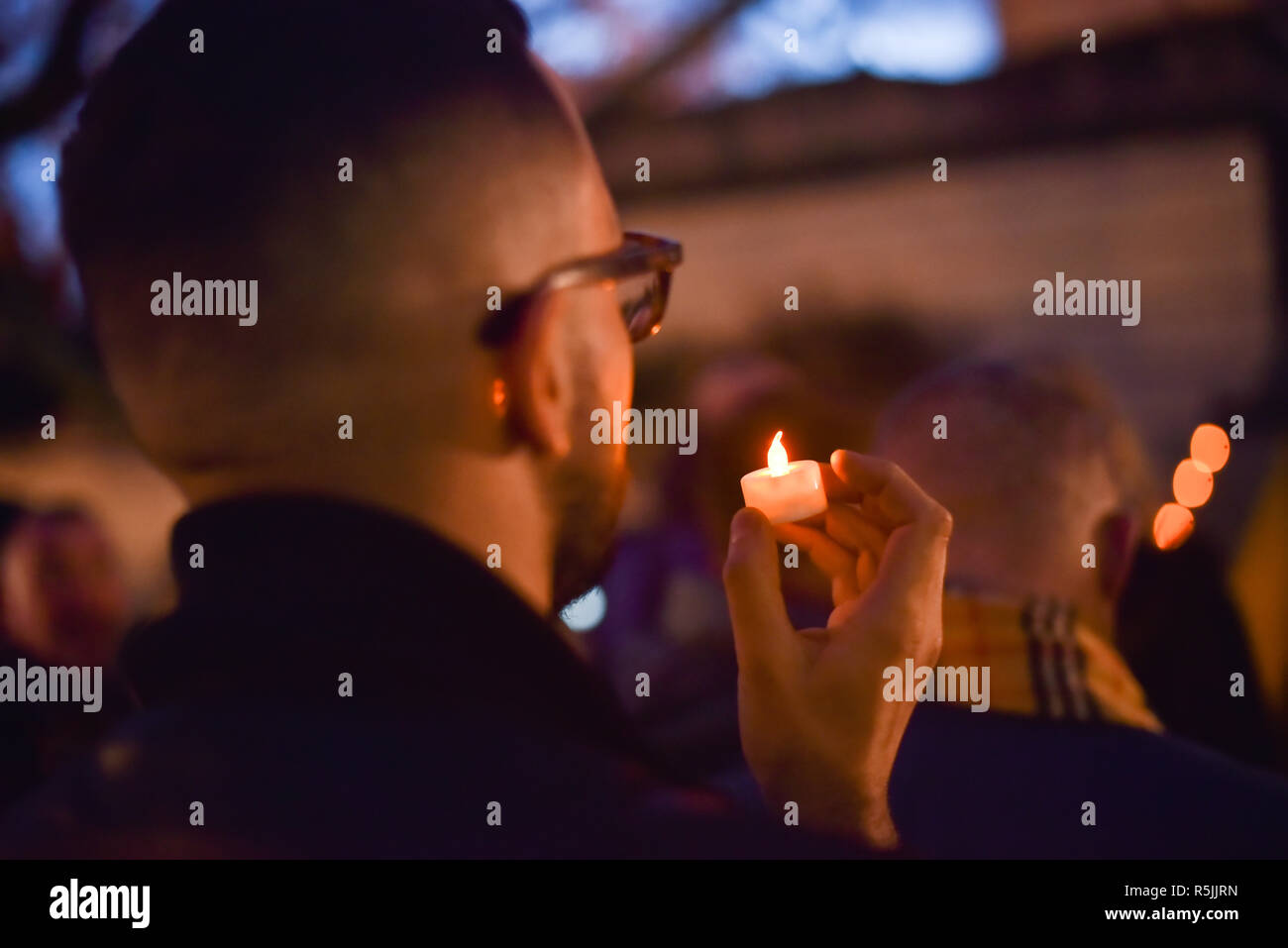 British Council, Londres, Royaume-Uni. 1er décembre 2018. Veillée aux chandelles est organisée pour la Journée mondiale contre le SIDA à l'extérieur du British Council. Crédit : Matthieu Chattle/Alamy Live News Banque D'Images