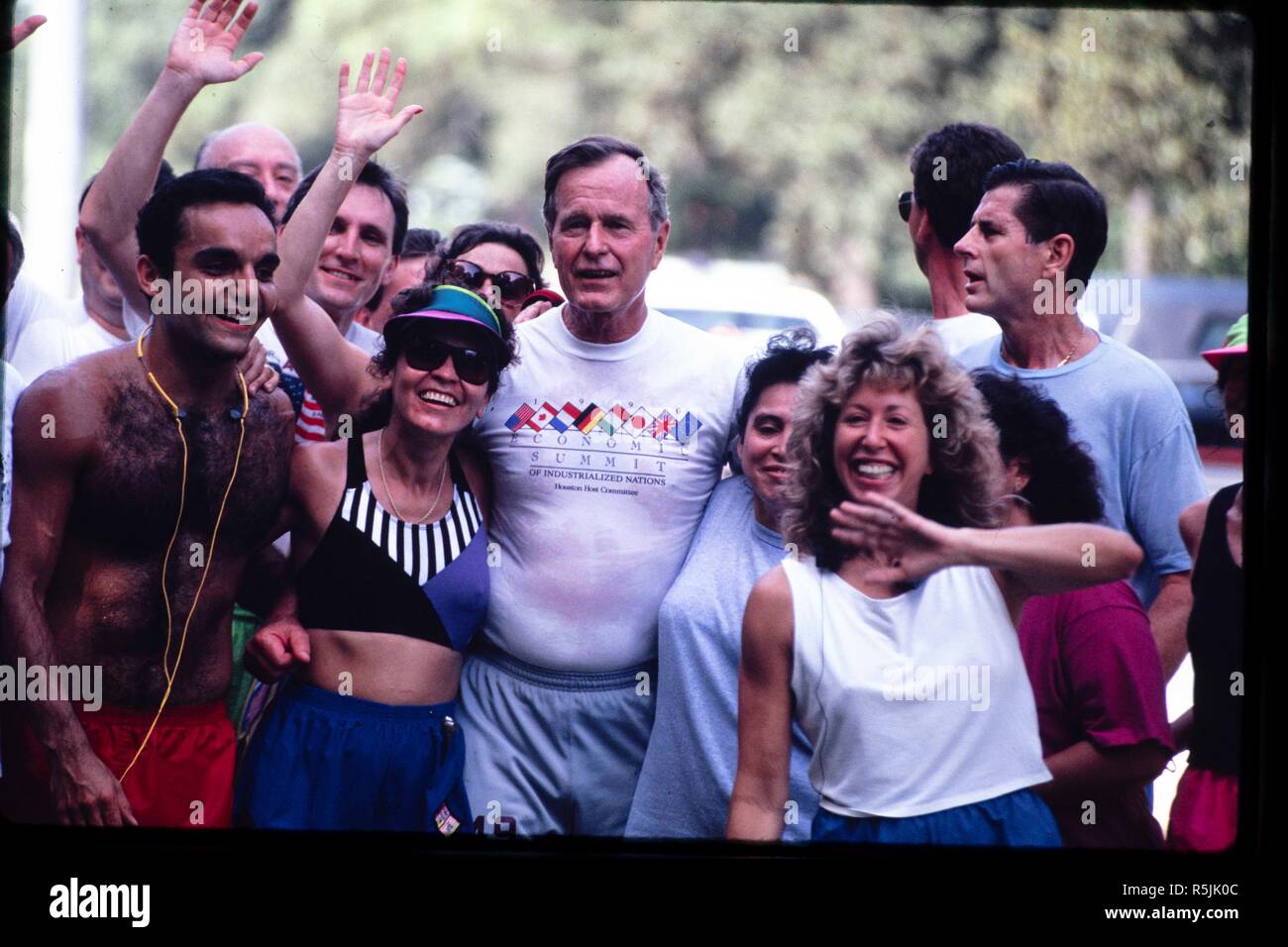 1990 Fichier : le président George H. W. Bush pose avec les fans en faisant du jogging pendant une pause d'un commerce international sommet à Houston, TX. L'ancien président est décédé le 30 novembre 2018 à Houston, TX. Banque D'Images