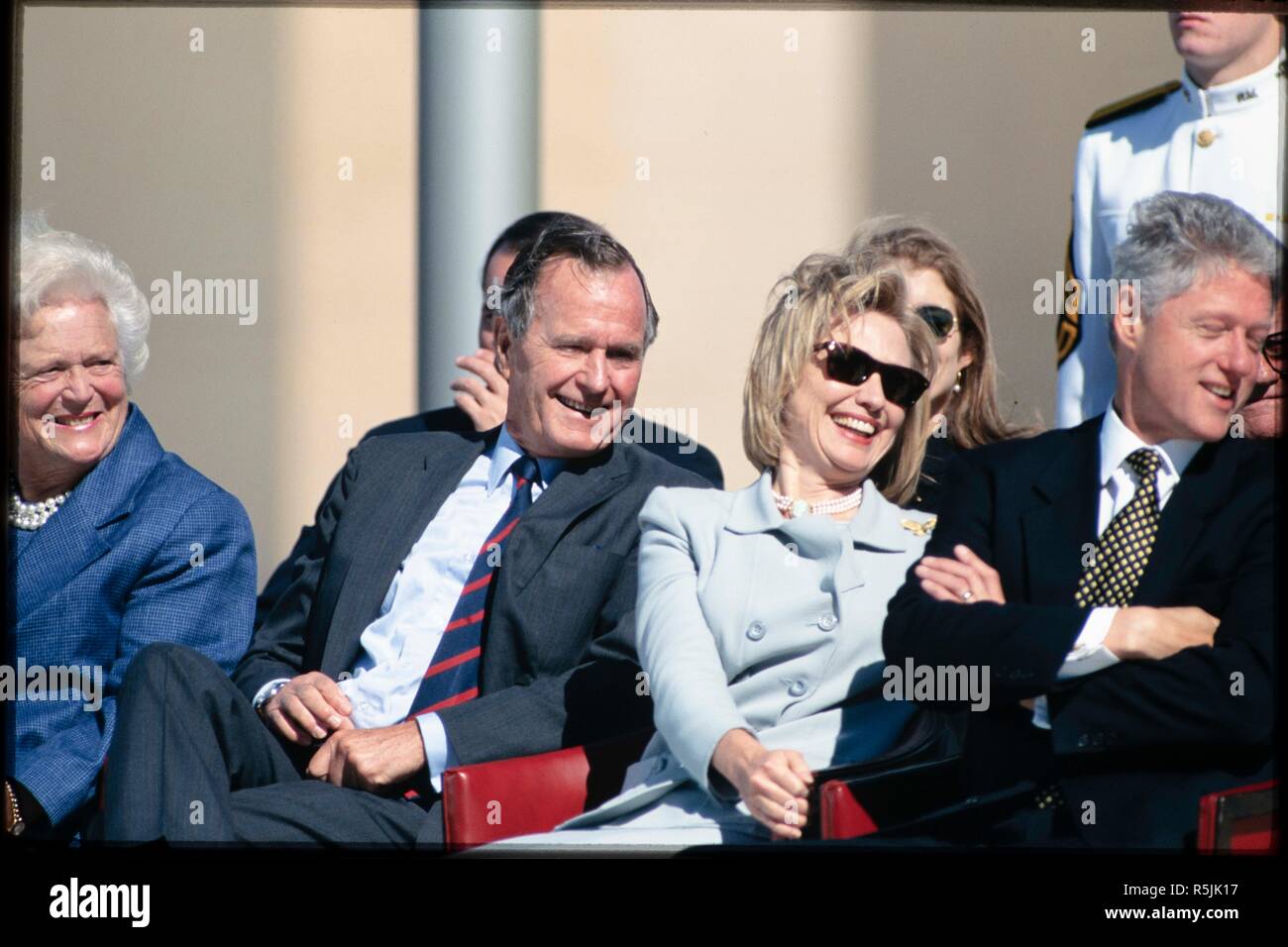 De gauche, ex-Première Dame Barbara Bush, l'ancien président George H. W. Bush, la première dame Hillary Clinton, et le président Bill Clinton, pour la dédicace de la Bibliothèque présidentielle de Bush en 1997 sur le campus de la Texas A&M University à College Station, Texas. Le président George H. W. Bush est décédé, le 30 novembre 2018 à Houston, TX Banque D'Images