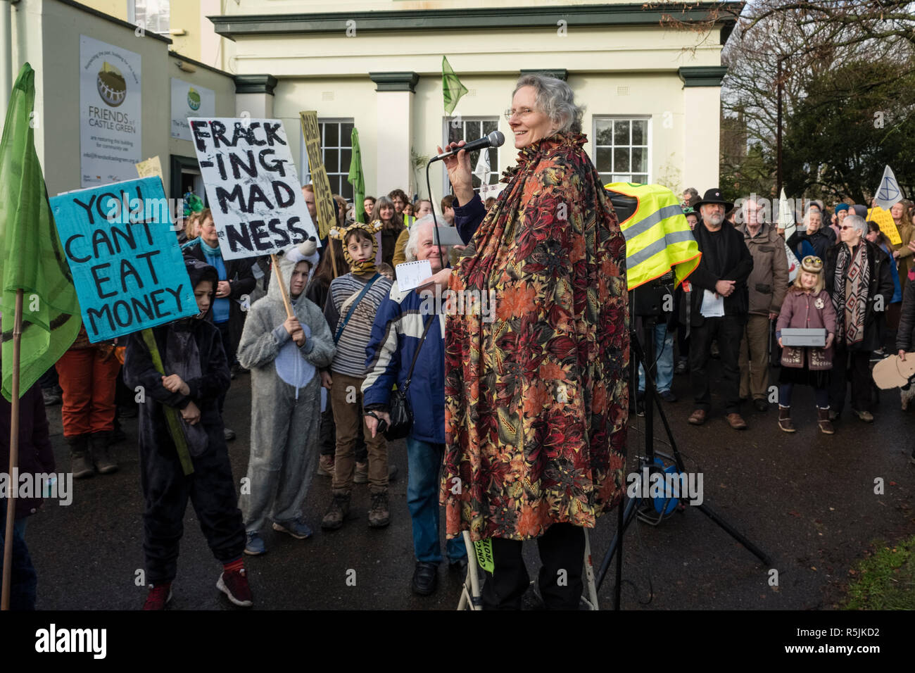 Hereford, Royaume-Uni. 1er décembre 2018. Cathy Monkley, activiste climatique, s'exprimant lors d'une démonstration par il nouvelle succursale locale de l'Extinction du mouvement de rébellion dans cette ancienne ville de la cathédrale . Crédit : Alex Ramsay/Alamy Live News Banque D'Images