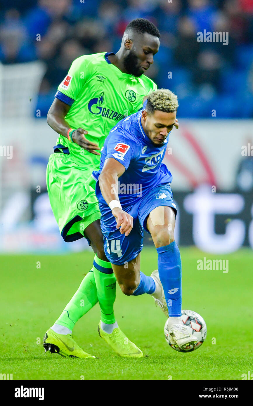 Berlin, Allemagne. 06Th Nov, 2018. Soccer : Bundesliga, 1899 Hoffenheim - FC Schalke 04, 13e journée, dans la Rhein-Neckar-Arena. Hoffenheim est Joelinton Cassio Apolinario de lire (r) et Schalkes Salif Sane lutte pour la balle. Credit : Uwe Anspach/DPA - NOTE IMPORTANTE : en conformité avec les exigences de la DFL Deutsche Fußball Liga ou la DFB Deutscher Fußball-Bund, il est interdit d'utiliser ou avoir utilisé des photographies prises dans le stade et/ou la correspondance dans la séquence sous forme d'images et/ou vidéo-comme des séquences de photos./dpa/Alamy Live News Banque D'Images