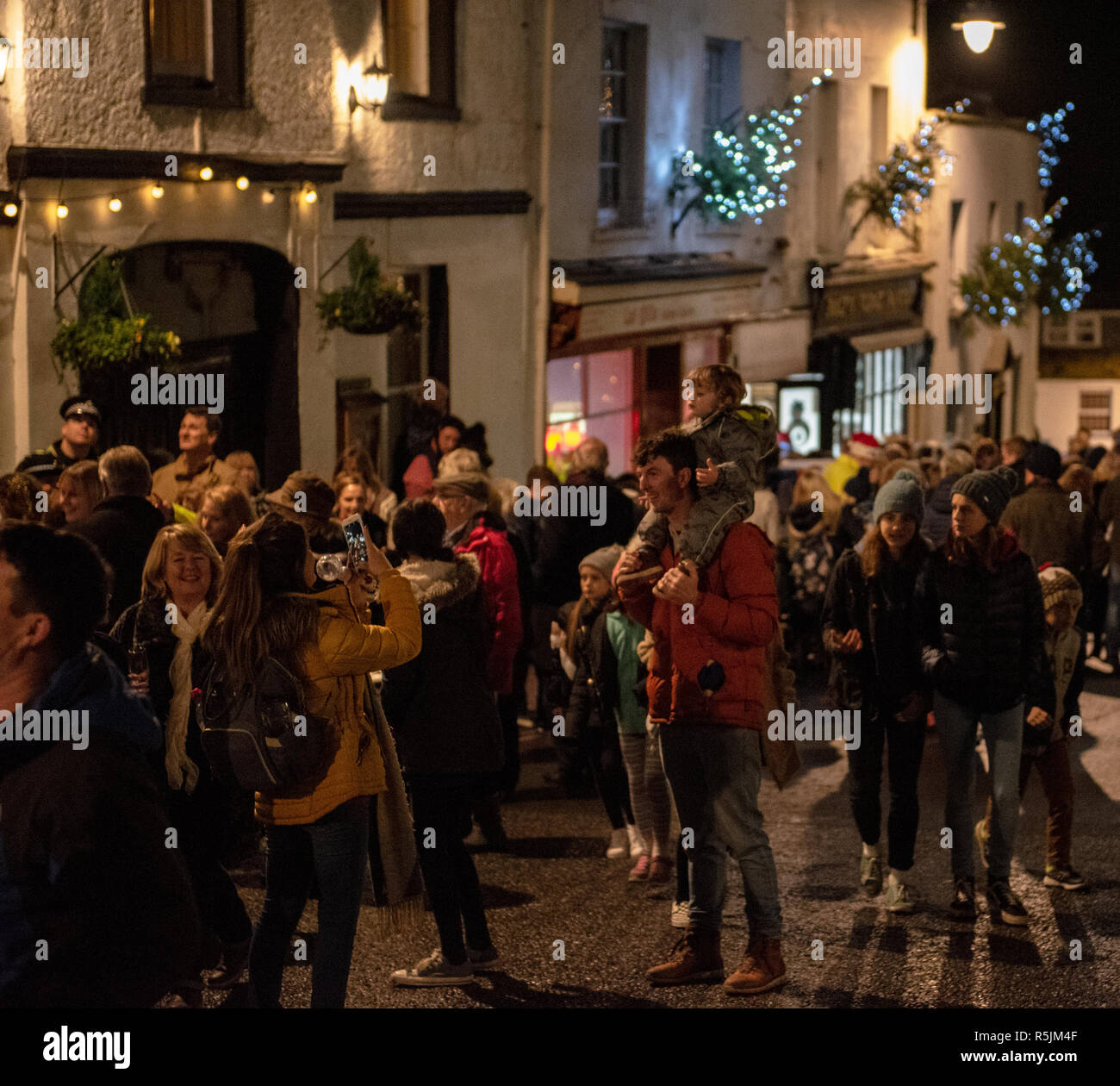Lyme Regis, dans le Dorset, UK. 1er décembre 2018. Météo France : la foule rassembler sur un chiffon humide nuit à Lyme Regis pour regarder l'allumage des lumières de Noël. L'événement annuel populaire marque le début de la saison des festivités de la ville pittoresque de la ville. Credit : PQ/Alamy Live News Banque D'Images