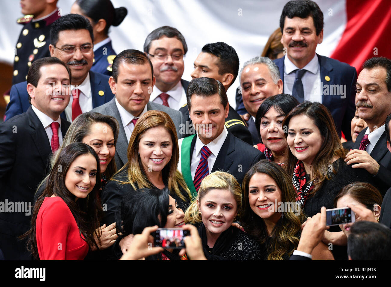 La ville de Mexico, Mexique. 1er décembre 2018. Le Président mexicain Enrique Pena sortant Nieto (C) pose pour une photo de groupe avec des partisans dans la ville de Mexico, capitale du Mexique, le 1er décembre 2018. L'inauguration du Président-élu mexicain Andres Manuel Lopez Obrador a eu lieu le samedi. Credit : Xin Yuewei/Xinhua/Alamy Live News Banque D'Images