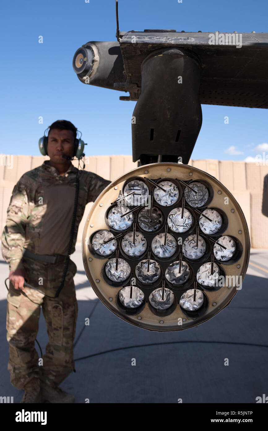 Dahlke, Afghanistan. 1er décembre 2018. Les États-Unis sont le premier fournisseur de soutien aéroporté en Afghanistan dans le cadre de l'opération de l'OTAN, soutien ferme. La 101st Airborne Brigade d'aviation de combat est de fournir un soutien à la fois à l'Armée nationale afghane ainsi que la formation. Dans tous les espoirs d'un Afghanistan plus sûr et sécurisé. Des roquettes qui viennent d'être chargés dans l'Apache pour une mission contre les talibans. Credit : Allison Dîner/ZUMA/Alamy Fil Live News Banque D'Images