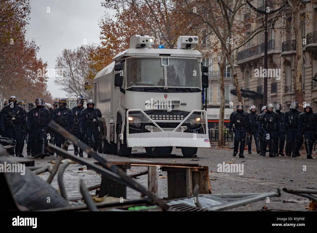 Paris, France. 1er décembre 2018. La force de police au cours de la marche de protestation contre les gilets jaunes Macron politique. Crédit : Guillaume Louyot/Alamy Live News Banque D'Images