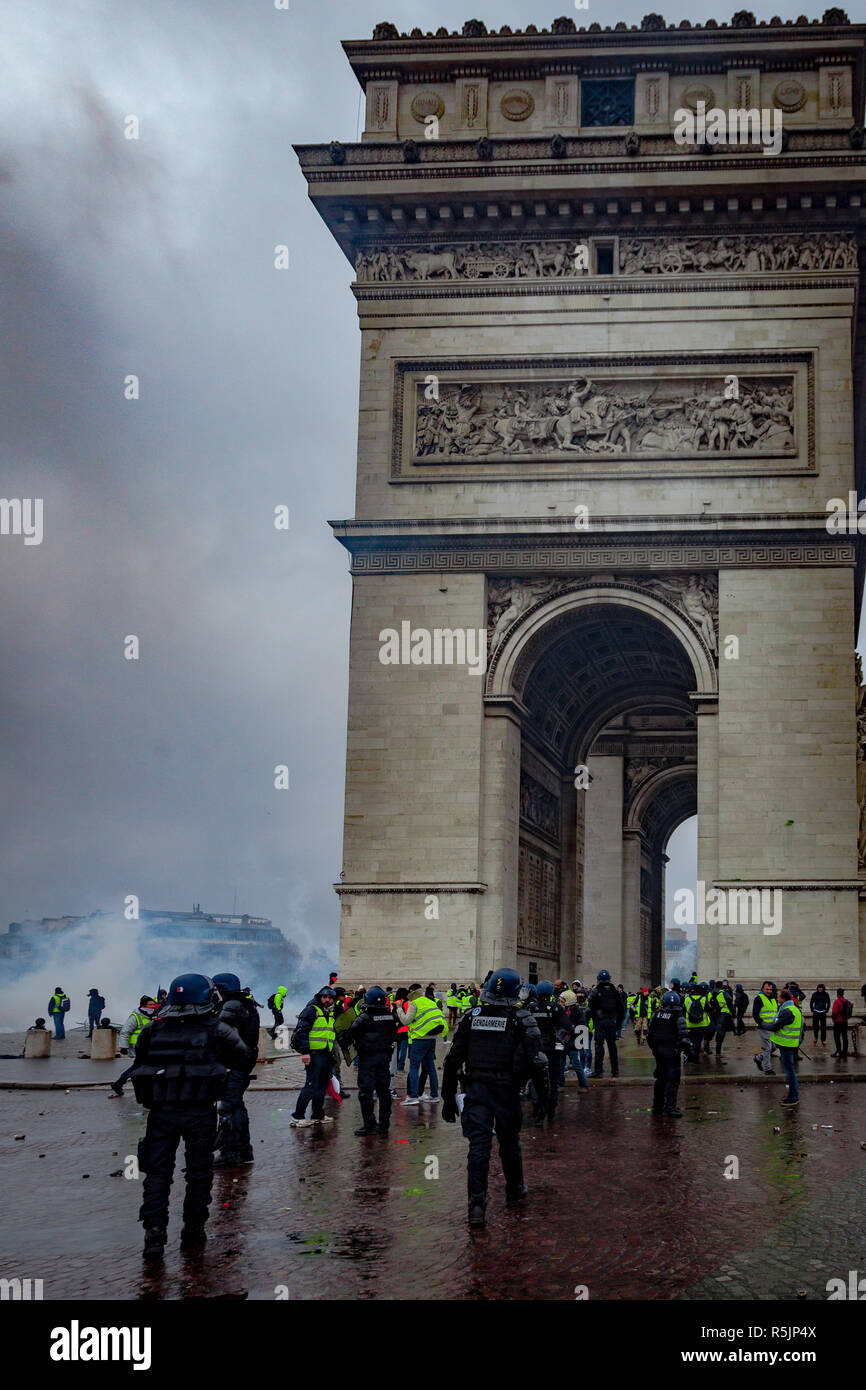 Paris, France. 1er décembre 2018. Des manifestants et la police au cours de la jaune protester contre Zeus politique. Crédit : Guillaume Louyot/Alamy Live News Banque D'Images
