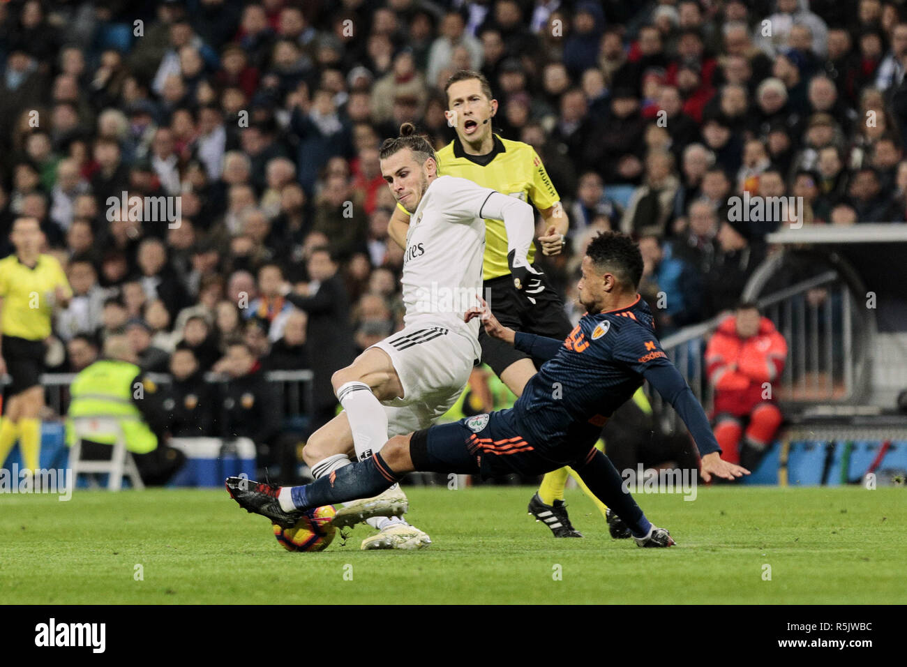 Madrid, Madrid, Espagne. 1er décembre 2018. Gareth Bale du Real Madrid et Valence CF's Francis Coquelin lutte pour le ballon au cours de la Liga match entre le Real Madrid et Valence CF à Santiago Bernabeu à Madrid, Espagne. Legan Crédit : P. Mace/SOPA Images/ZUMA/Alamy Fil Live News Banque D'Images