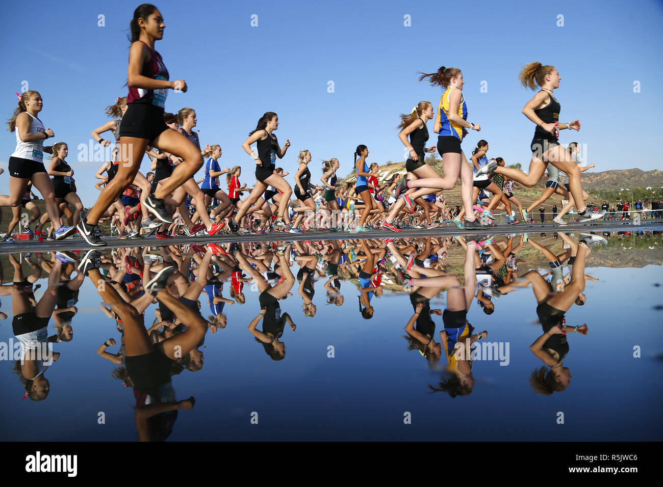 Noyer, CA, USA. 1er décembre 2018. 1 décembre 2018 - Walnut, Californie, USA - High school porteur se reflètent au début les filles Senior Course sur le Foot Locker de cross-country West Regional à Mt. San Antonio College en noyer, CA. Credit : KC Alfred/ZUMA/Alamy Fil Live News Banque D'Images