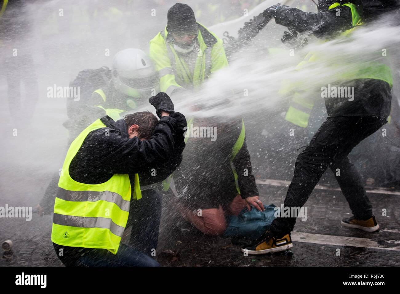 Les forces de police voit en utilisant le canon à eau sur les manifestants Gilet  jaune près de l'Arc de Triomphe au cours d'une 'Yellow Vest' manifestation  à Paris. Sans aucune affiliation