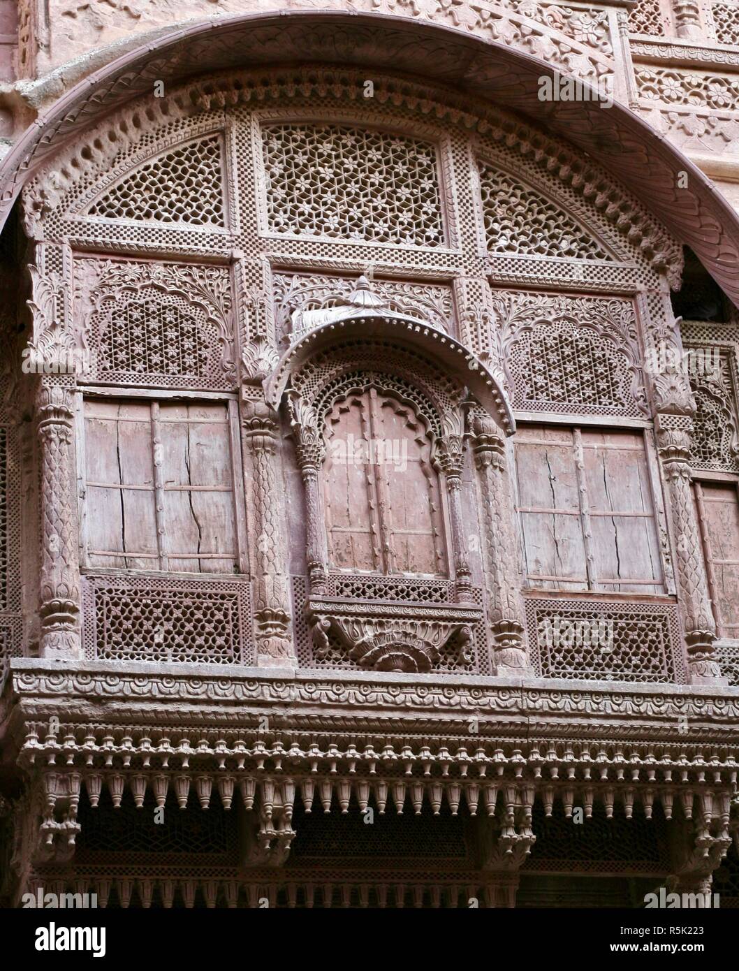 Magnifiquement sculpté et fleurs dans un fort historique en Inde Banque D'Images