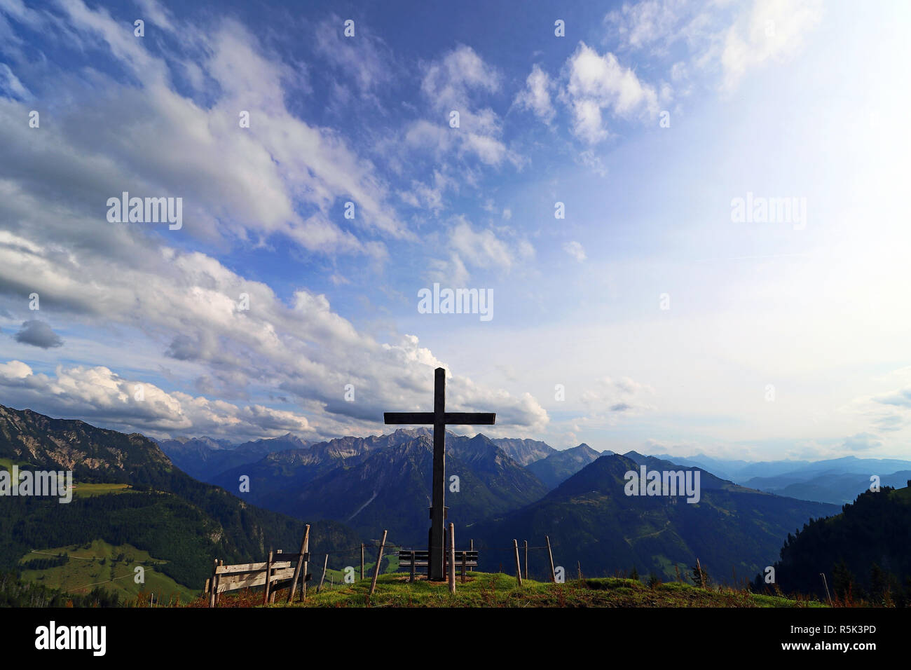 Un sommet cross dans les Alpes. Un sommet cross dans le allgÃ¤u alpes. Un sommet cross dans la lumière du soir contre le ciel Banque D'Images