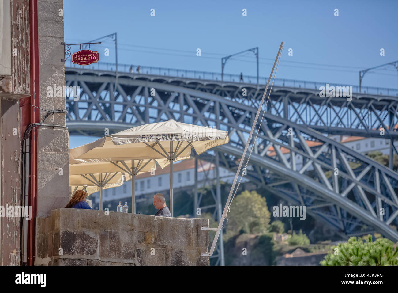 Porto/Portugal - 10/02/2018 : Avis d'un couple de manger sur le balcon, restaurant avec Saint Luis bridge sur l'arrière-plan Banque D'Images