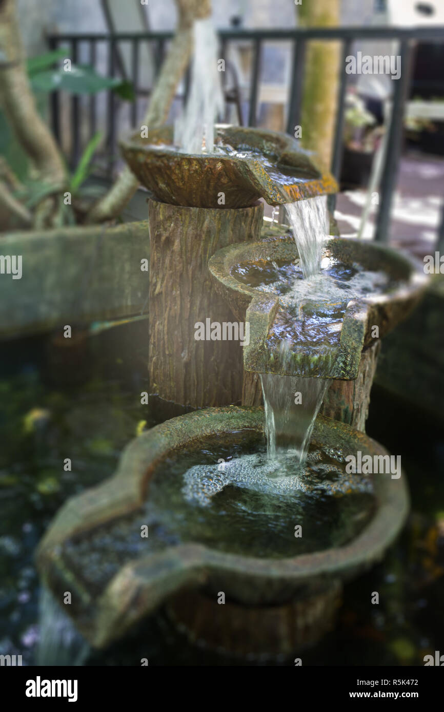 Décoration de jardin avec fontaine vintage Banque D'Images