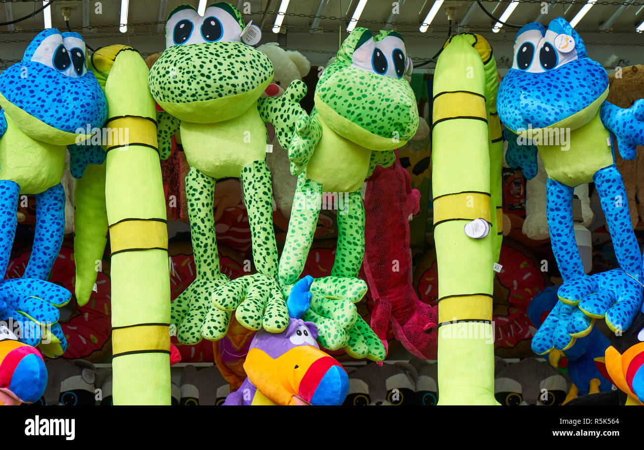 Peluches suspendues dans fête foraine Photo Stock - Alamy