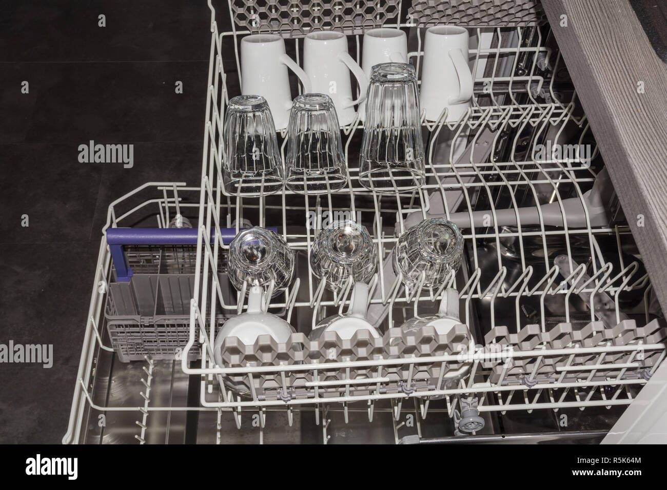 Lave-vaisselle la vaisselle propre moderne avec Banque D'Images