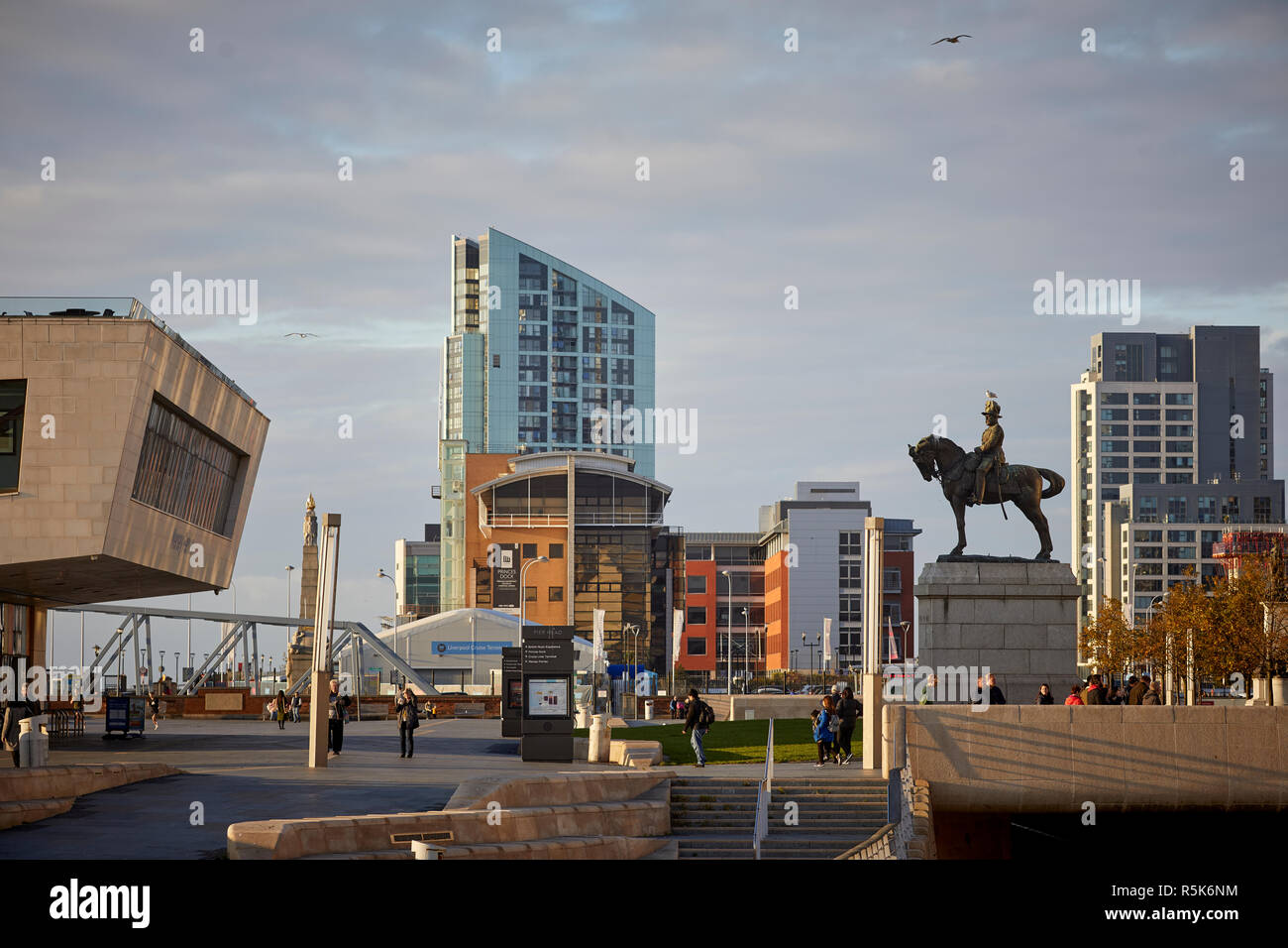 Pier Head Liverpool Waterfront, Mersey Ferries, Monument de l'avenue King Edward VII et les immeubles à appartements Banque D'Images