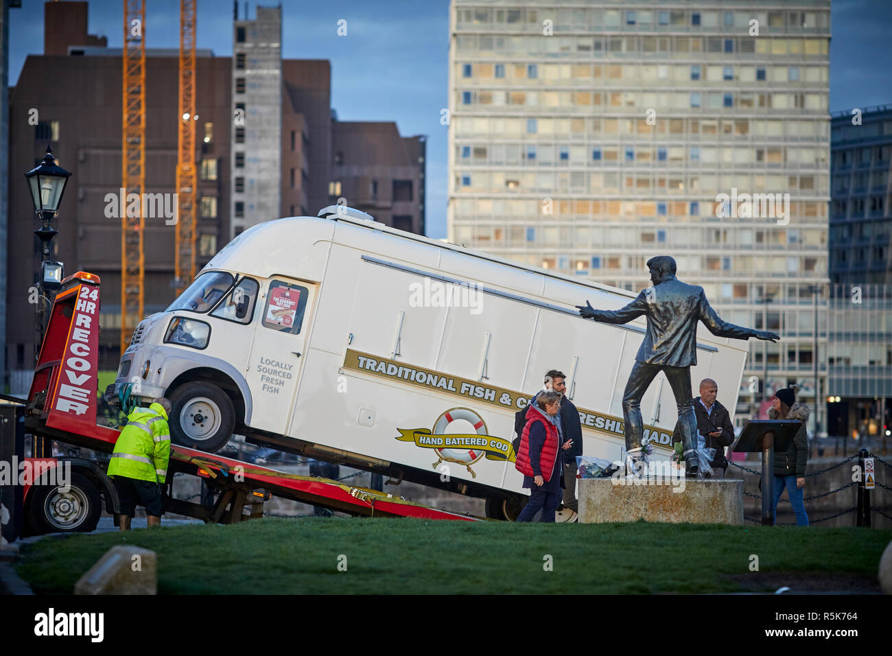 La promenade du front de mer de Liverpool Pier Head statue en bronze de Billy de fourrure, comme Morris / Austin / BMC / Leyland FG van chippy est récupéré Banque D'Images