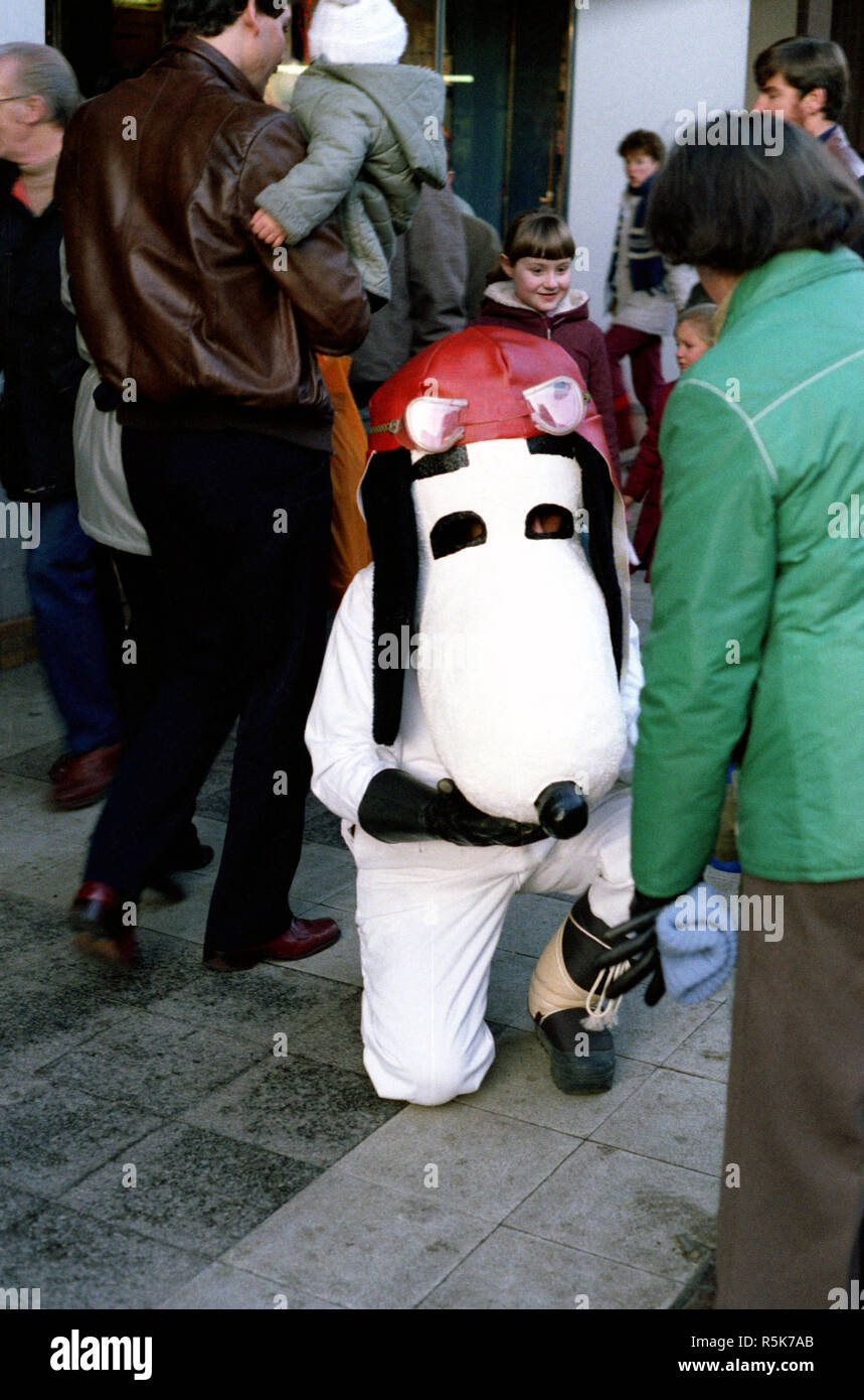 Les travailleurs de bienfaisance habillé la collecte de fonds pour le spina-bifida au centre commercial de Clyde, portant différents costumes, Snoopy, Panthère Rose, Kermit la grenouille, Pluton, 1982 Clydebank Banque D'Images