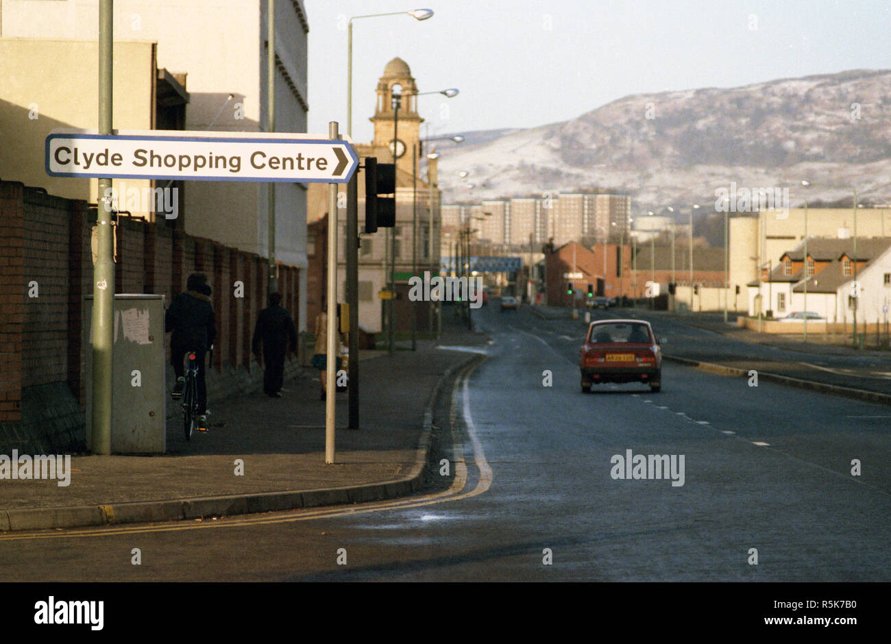 À la Glasgow Road vers le bas dans l'hiver de Dalmuir Décembre de 1983. Hôtel de Ville de Clydebank réveil peut être vu dans la distance. Banque D'Images