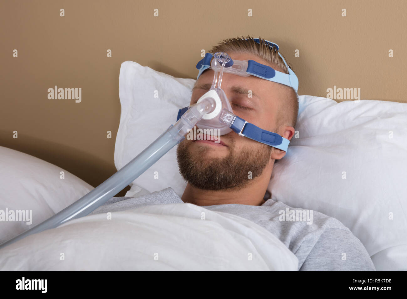 L'apnée du sommeil avec l'homme et de la machine CPAP Photo Stock - Alamy
