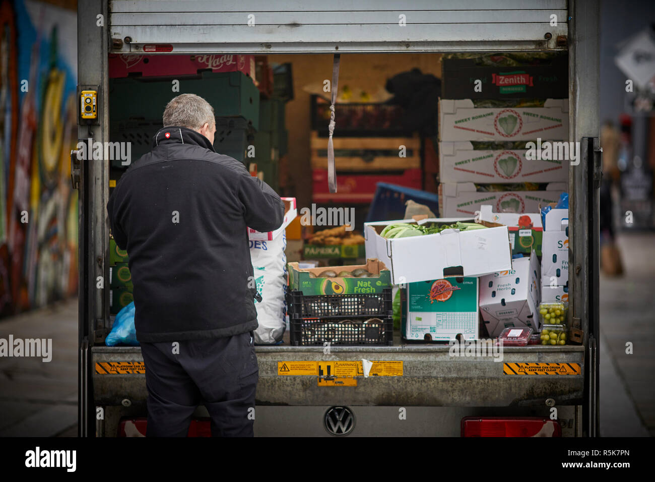 Le centre-ville de Liverpool Bold Street étal de fruits ventes delivery van retour Banque D'Images