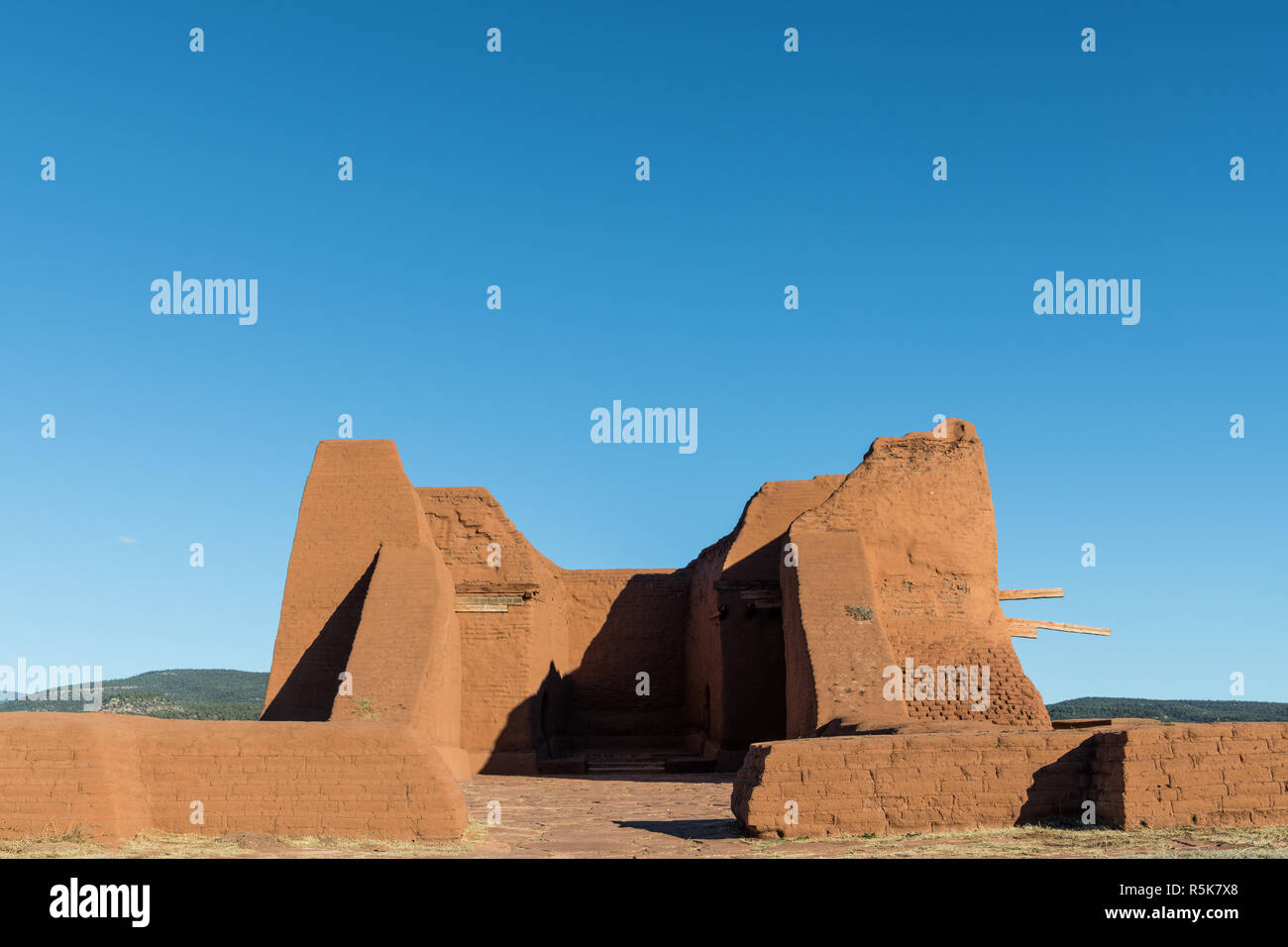 Ruines d'une ancienne mission espagnole adobe église sous un vaste ciel bleu à Pecos National Historical Park près de Santa Fe, Nouveau Mexique Banque D'Images