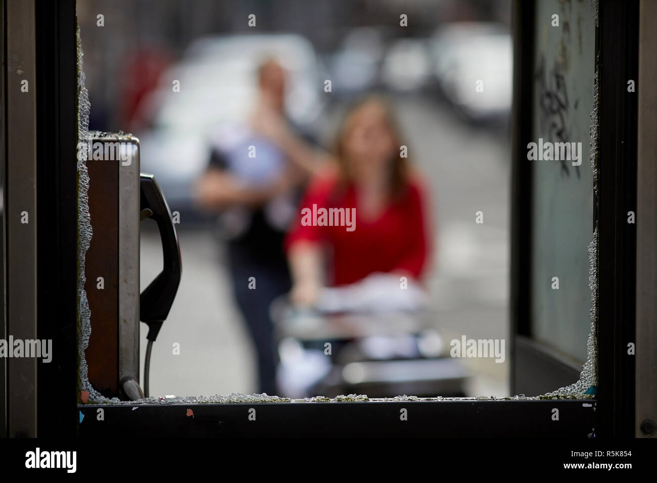 Le centre-ville de Liverpool cabine téléphonique fort vitre brisée par des vandales Banque D'Images