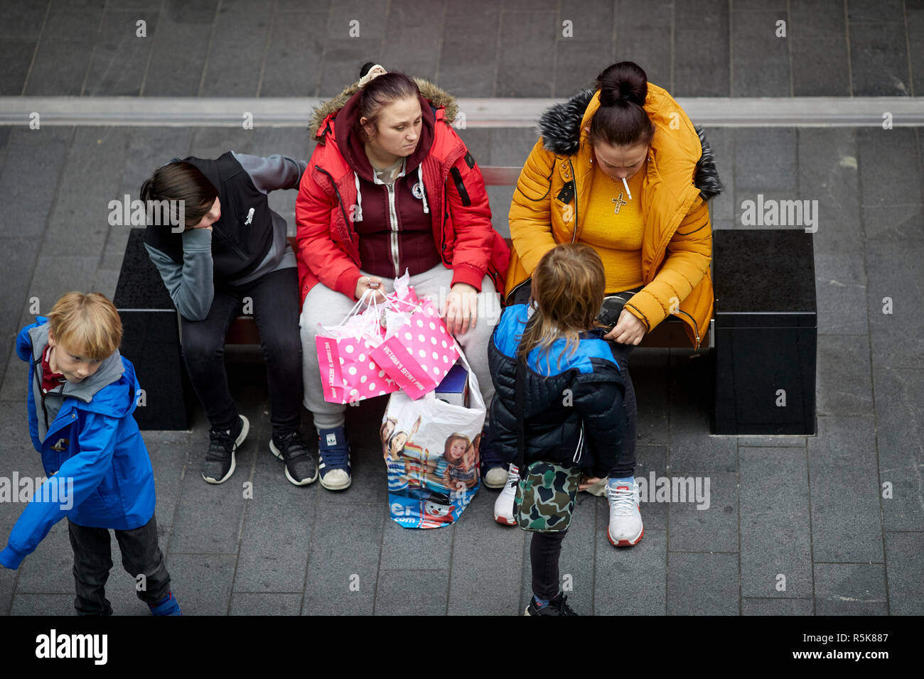 Le centre-ville de Liverpool Liverpool l'un fumeurs adultes comme enfants air ennuyé Banque D'Images