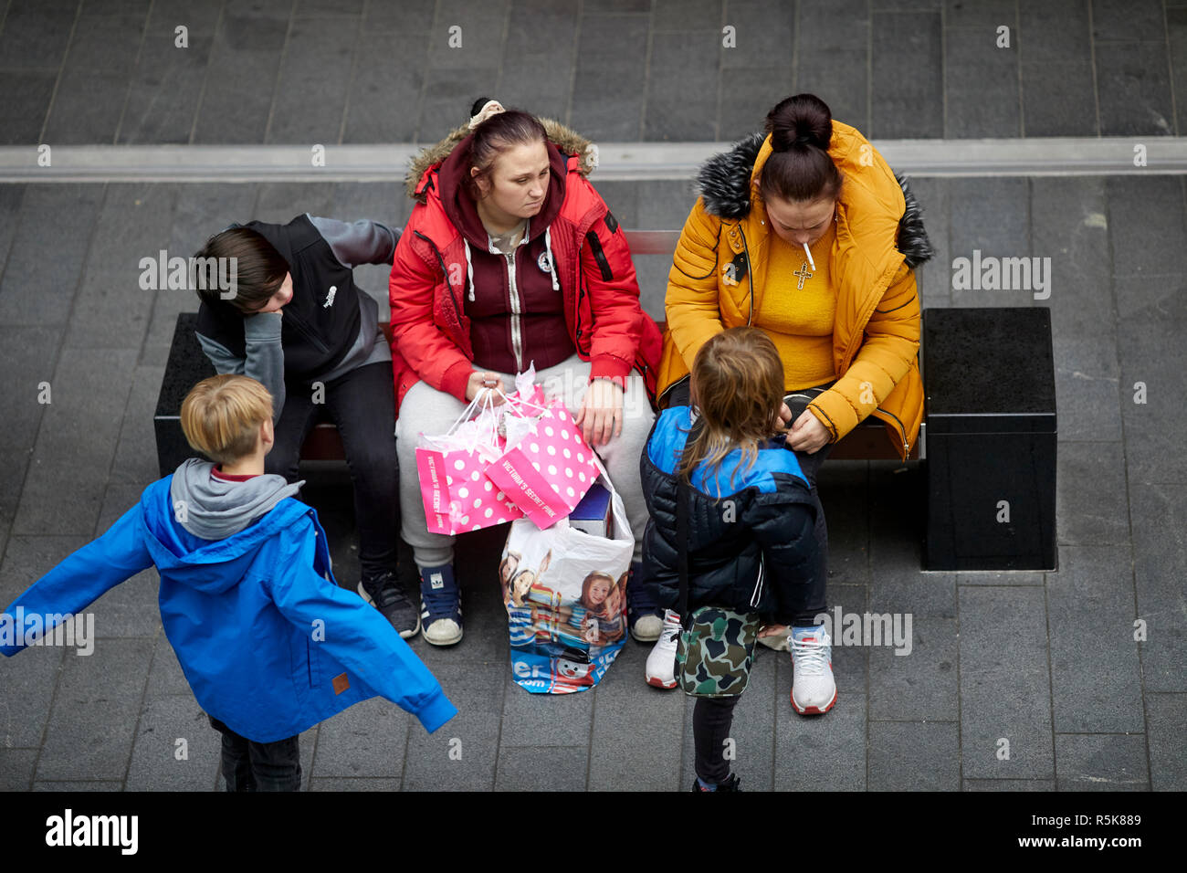 Le centre-ville de Liverpool Liverpool l'un fumeurs adultes comme enfants air ennuyé Banque D'Images