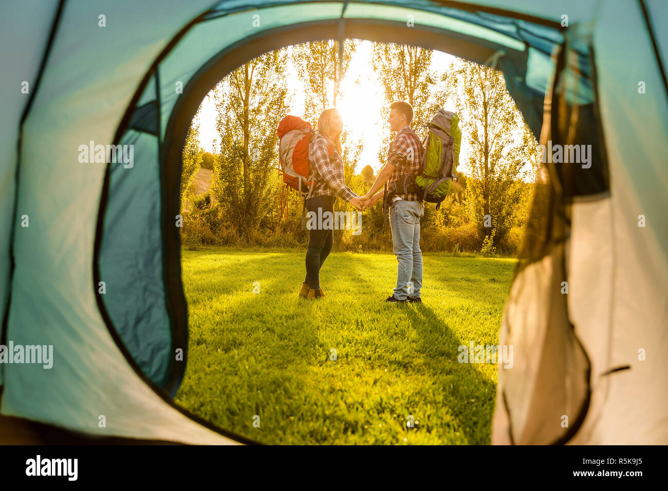 Jeune couple camping Banque D'Images