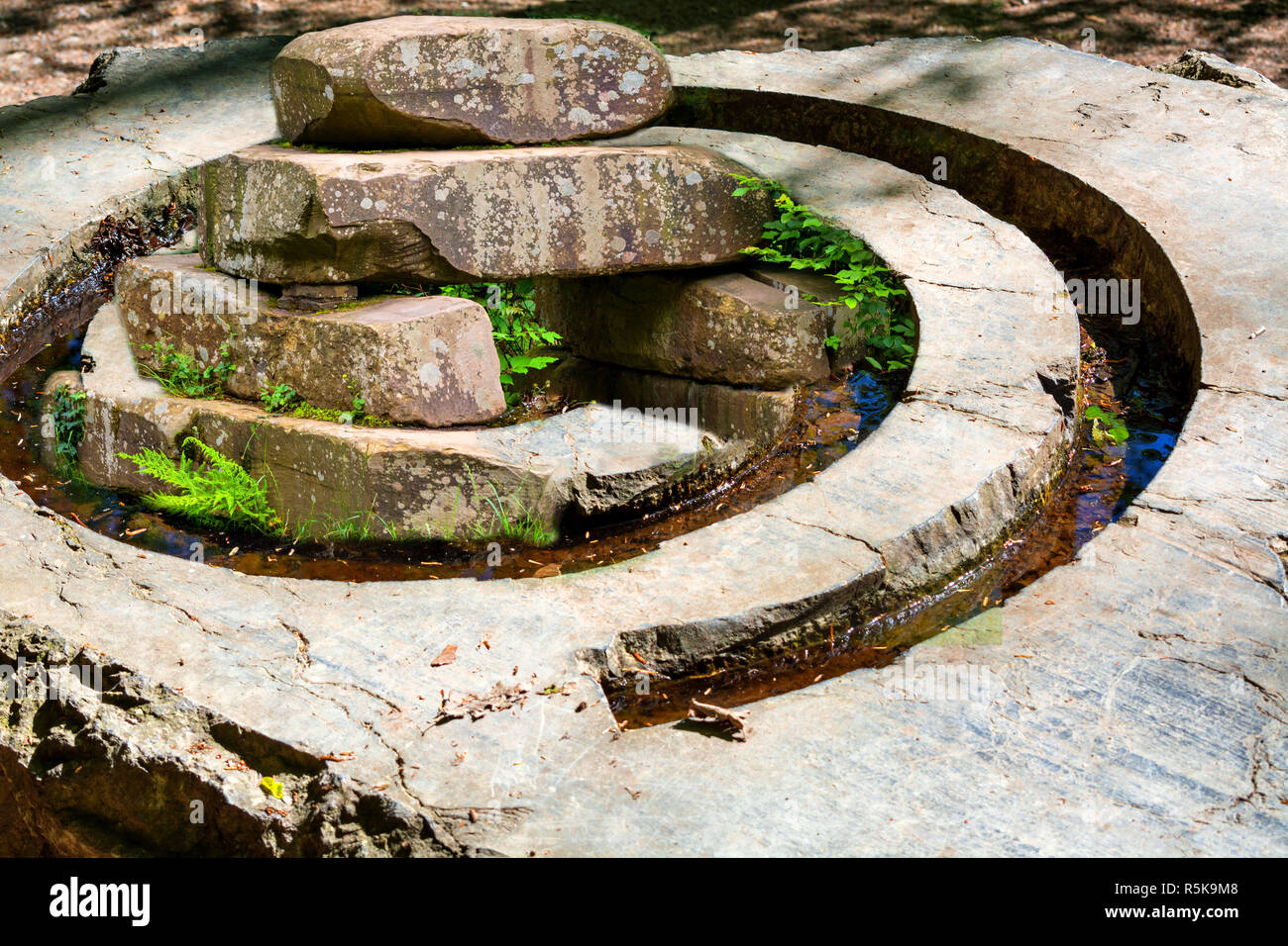 En pierre en spirale avec des pierres de l'âge de pierre. Banque D'Images