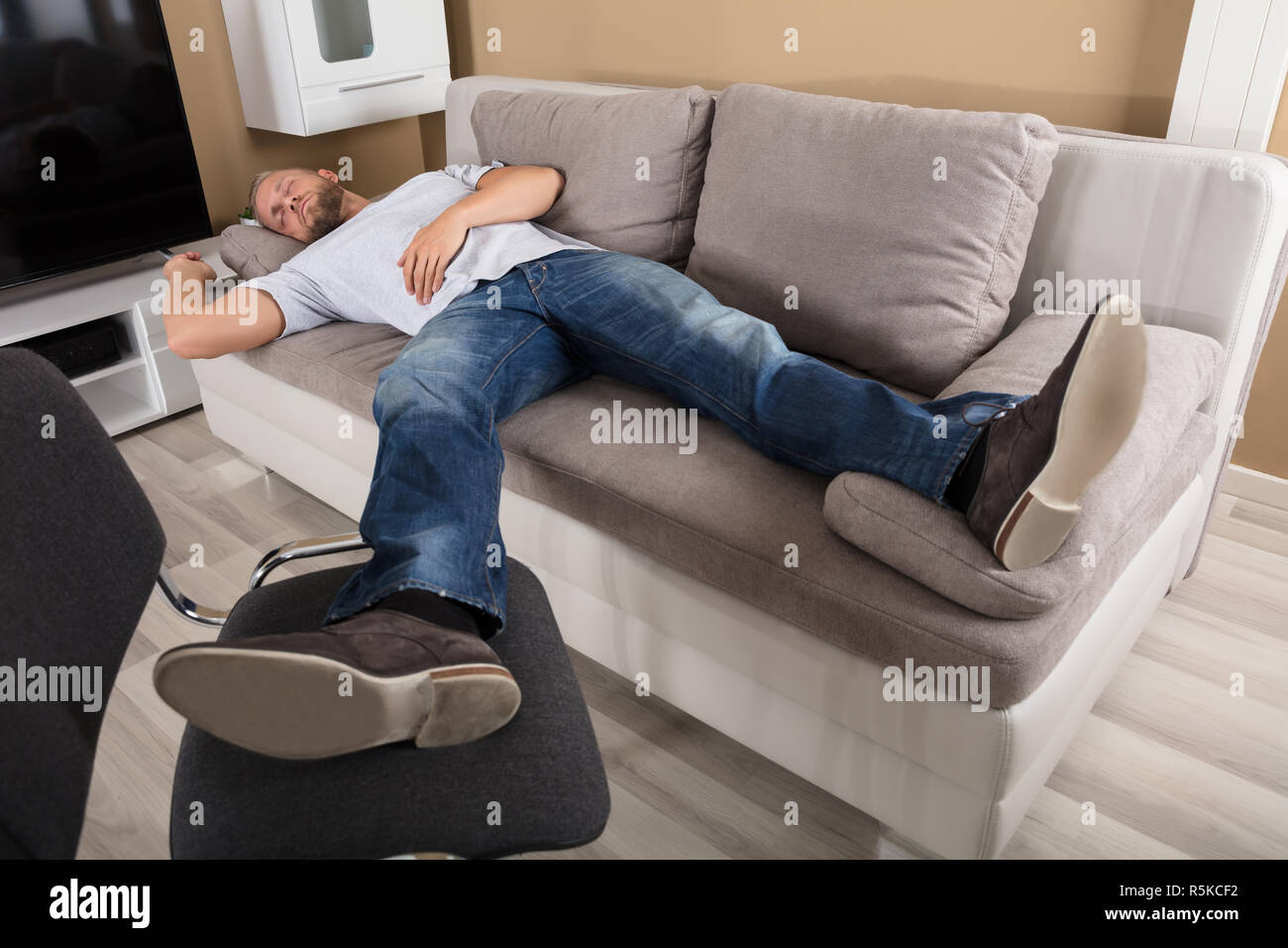 Man Sleeping On Couch Banque D'Images