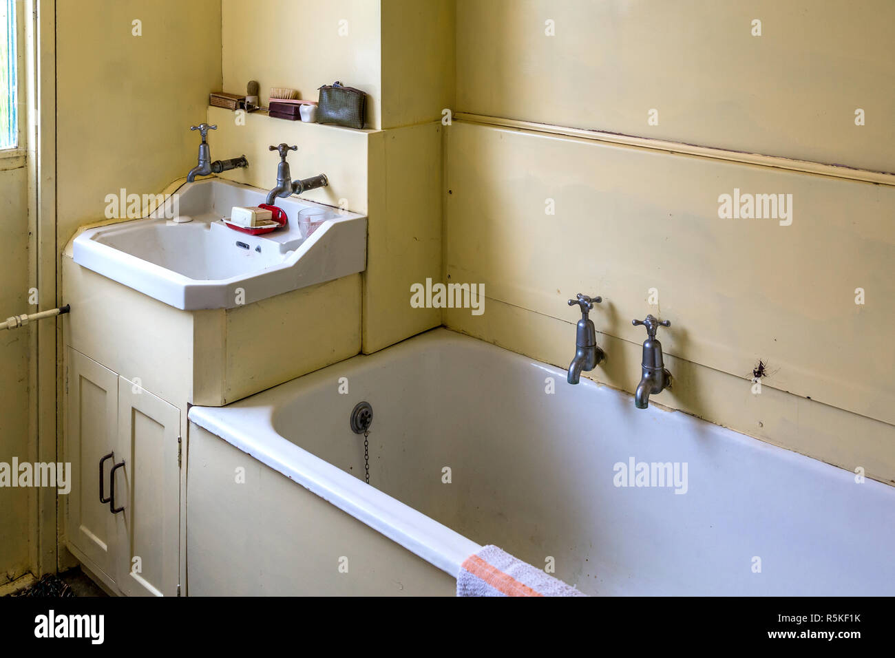 Salle de bains comme il aurait regardé dans 1940 années 1950 Maison de ville mitoyenne. Banque D'Images