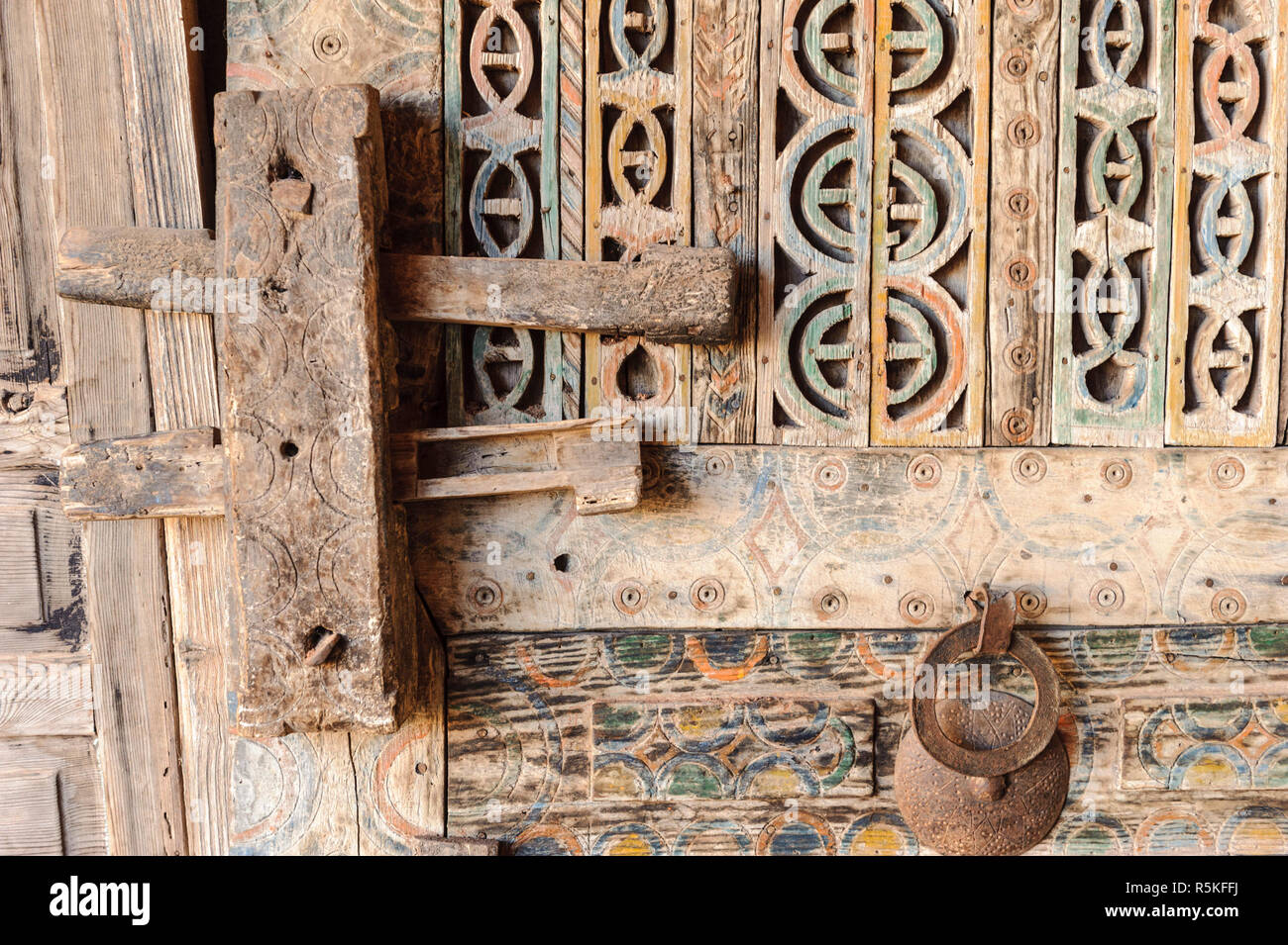 01-03-15, Marrakech, Maroc. Une ancienne porte en bois avec une serrure primitive et knocker dans la sous-région berbère de l'Atlas. Photo : © Simon Grosset Banque D'Images