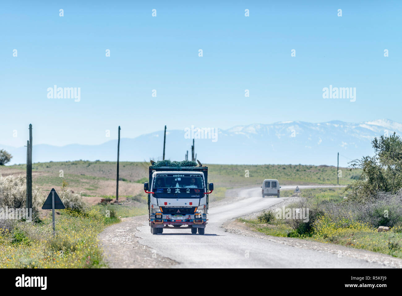 01-03-15, Marrakech, Maroc. Routes rurales poussiéreux avec chariot dans la sous-région berbère de l'Atlas. Montagnes de l'Atlas en arrière-plan. Photo : © Simon Gr Banque D'Images