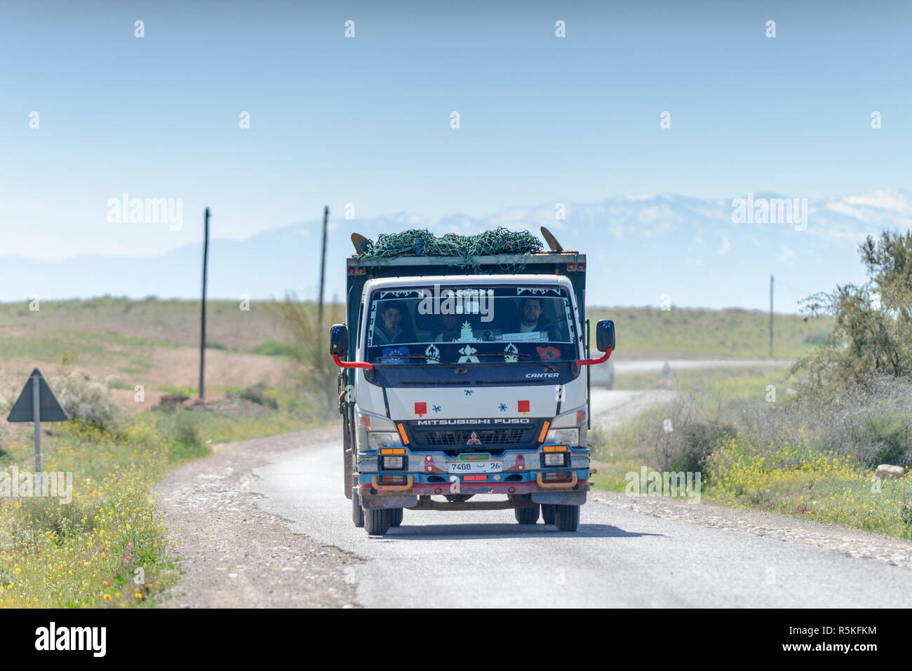 01-03-15, Marrakech, Maroc. Routes rurales poussiéreux avec chariot dans la sous-région berbère de l'Atlas. Montagnes de l'Atlas en arrière-plan. Photo : © Simon Gr Banque D'Images