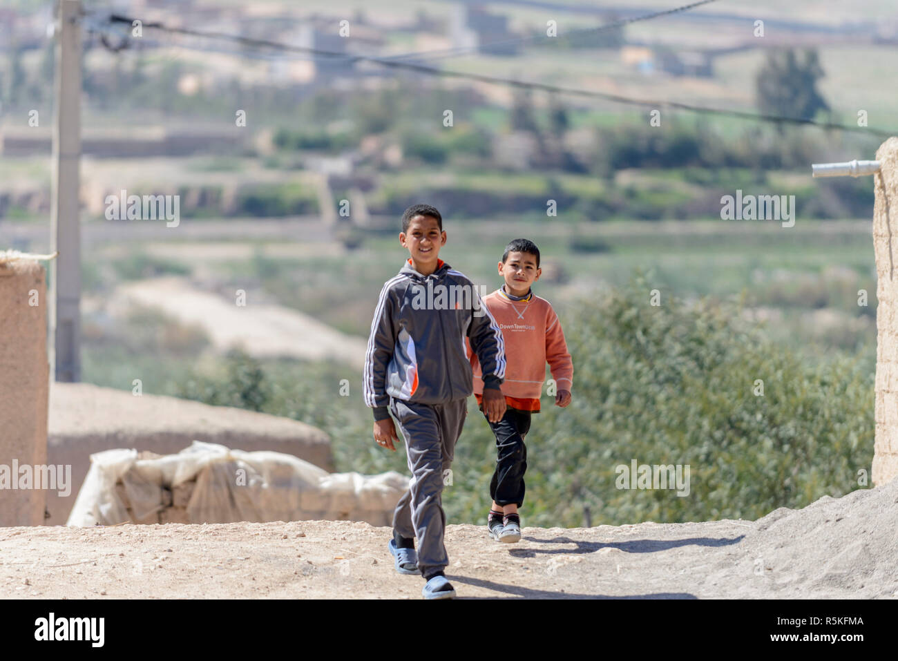 01-03-15, Marrakech, Maroc. Deux jeunes garçons berbères touristes approche dans la sous-région berbère de l'Atlas. Photo : ©Simon Grosset Banque D'Images