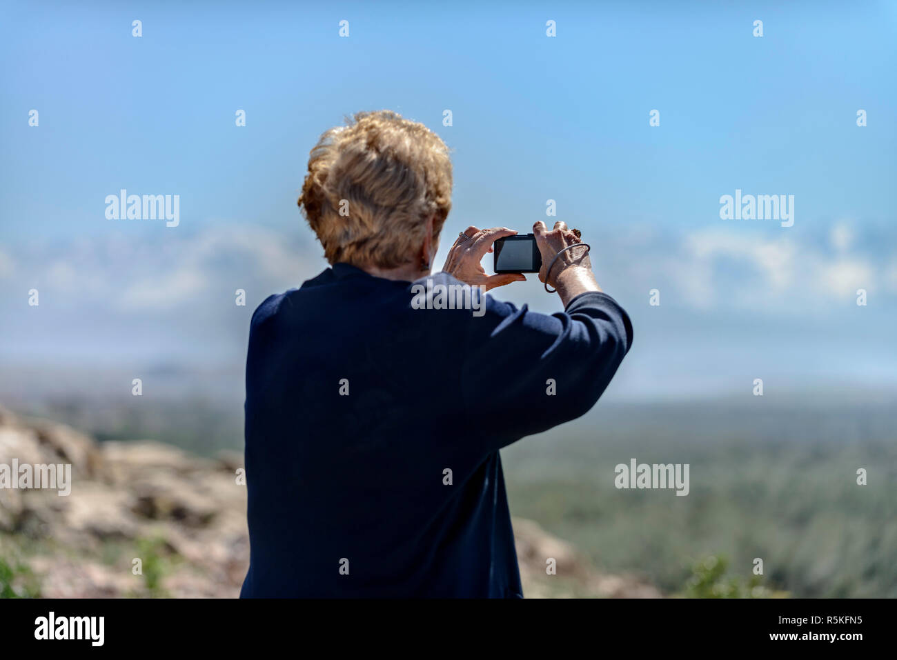 01-03-15, Marrakech, Maroc. Une femme prise de photos touristiques des montagnes de l'Atlas excursion d'un jour au sous-région berbère de l'Atlas. Photo : ©Simon Grosset Banque D'Images